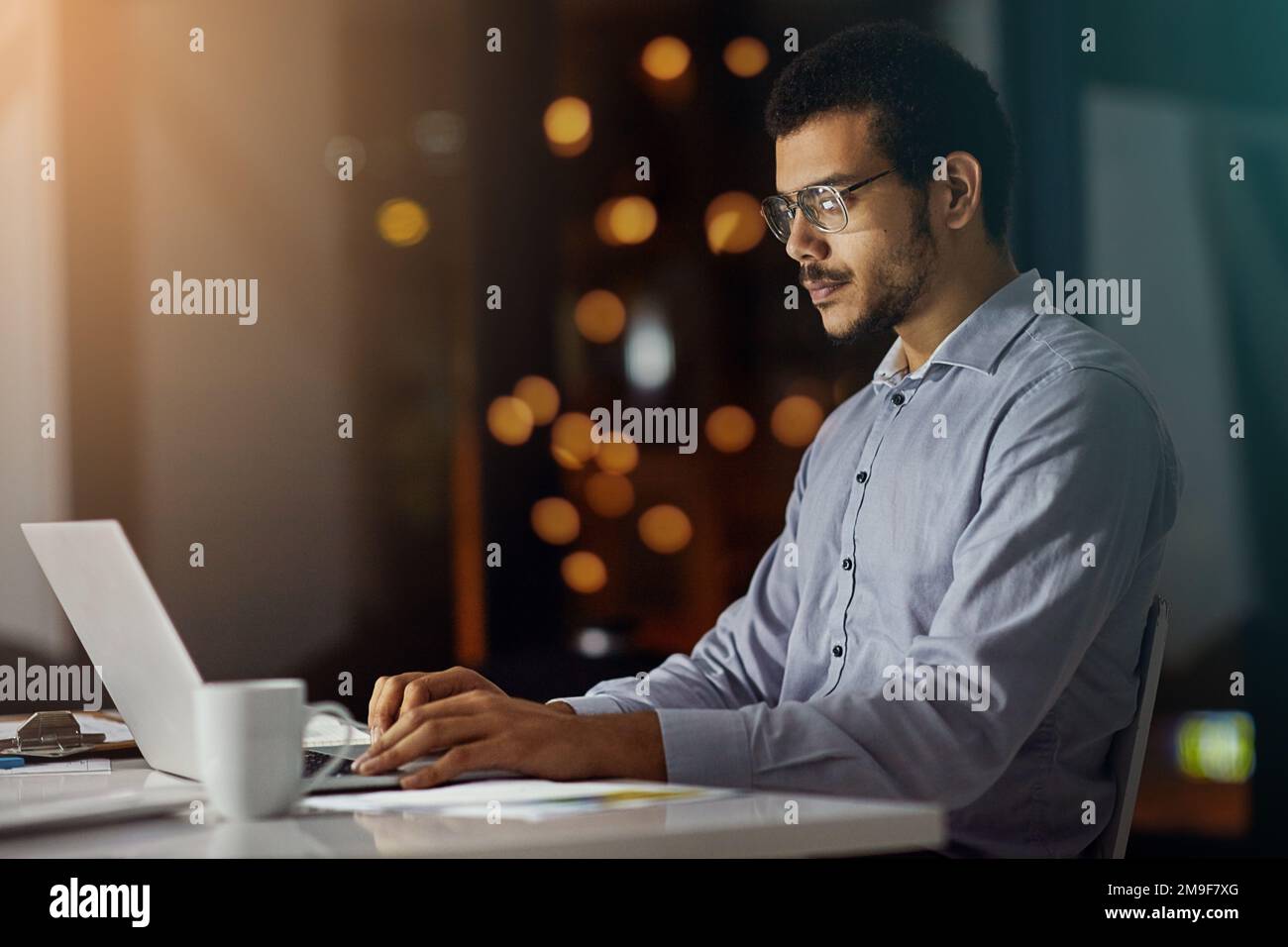 Homme d'affaires, ordinateur portable et travail de nuit au bureau pour la stratégie de planification, la recherche des heures supplémentaires et la date limite de rapport Big Data. Homme d'affaires, tard et Banque D'Images