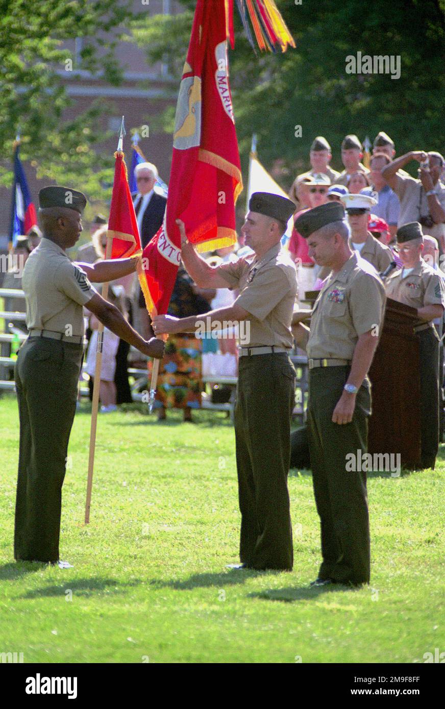 Le général de lieutenant John Rhodes reçoit les couleurs du sergent-major Michael Bennett, alors qu'il a rédemandé son commandement en tant que commandant du Commandement du développement du combat du corps maritime au général de lieutenant Bruce Knutson, au Lejuene Hall, à la base des corps maritimes de Quantico, en Virginie. Base: Corps de marine base, Quantico État: Virginie (va) pays: Etats-Unis d'Amérique (USA) Banque D'Images