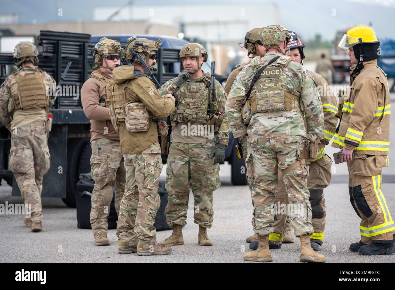 Les forces de sécurité, les pompiers et le personnel du génie civil de la 366th Escadre Fighter travaillent ensemble pour créer un cordon lors d'une opération d'ordonnance non explosée simulée dans le cadre de l'exercice Raging Gunfighter 22-2 à la base aérienne Hill, Utah, 19 mai 2022. Raging Gunfighter est un exercice conçu pour simuler l'exploitation d'une aile principale à partir d'un environnement austère en vue de futures opérations potentielles. Banque D'Images