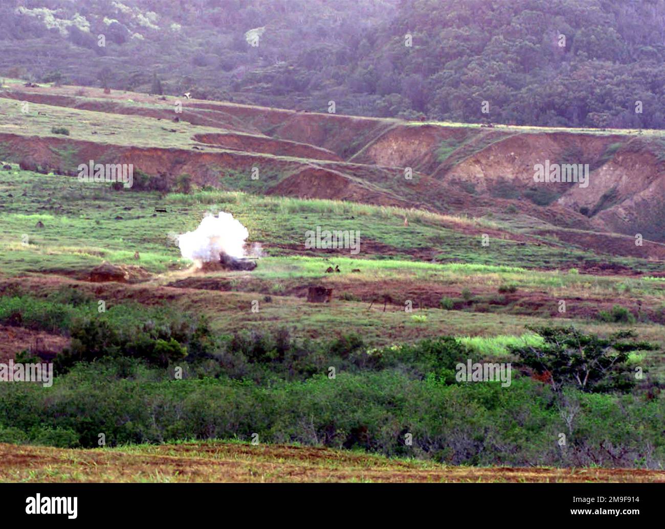 1st Bataillon, 3rd Marines anti Armor Squad (non illustré) prend une cible avec le missile Dragon au terrain d'entraînement de la caserne de Schofield, baie de Kaneohe, Hawaï, sur 24 août 2000. Base : casernes Schofield, Kaneohe Bay État : Hawaï (HI) pays : États-Unis d'Amérique (USA) Banque D'Images