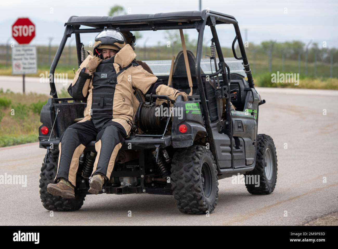 Ordonnance sur l'élimination des explosifs les spécialistes de la base aérienne de Mountain Home, Idaho, se préparent à l'élimination d'une ordonnance simulée non explosée au cours de l'exercice Raging Gunfighter 22-2 à la base aérienne de Hill, Utah, 19 mai 2022. Les aviateurs démontrent la capacité de repositionner et d'exécuter des missions à l'extérieur d'une base d'exploitation principale dans un lieu austère, tout en effectuant non seulement leurs propres tâches, mais aussi en apprenant d'autres fonctions du Code de spécialité de la Force aérienne. Banque D'Images