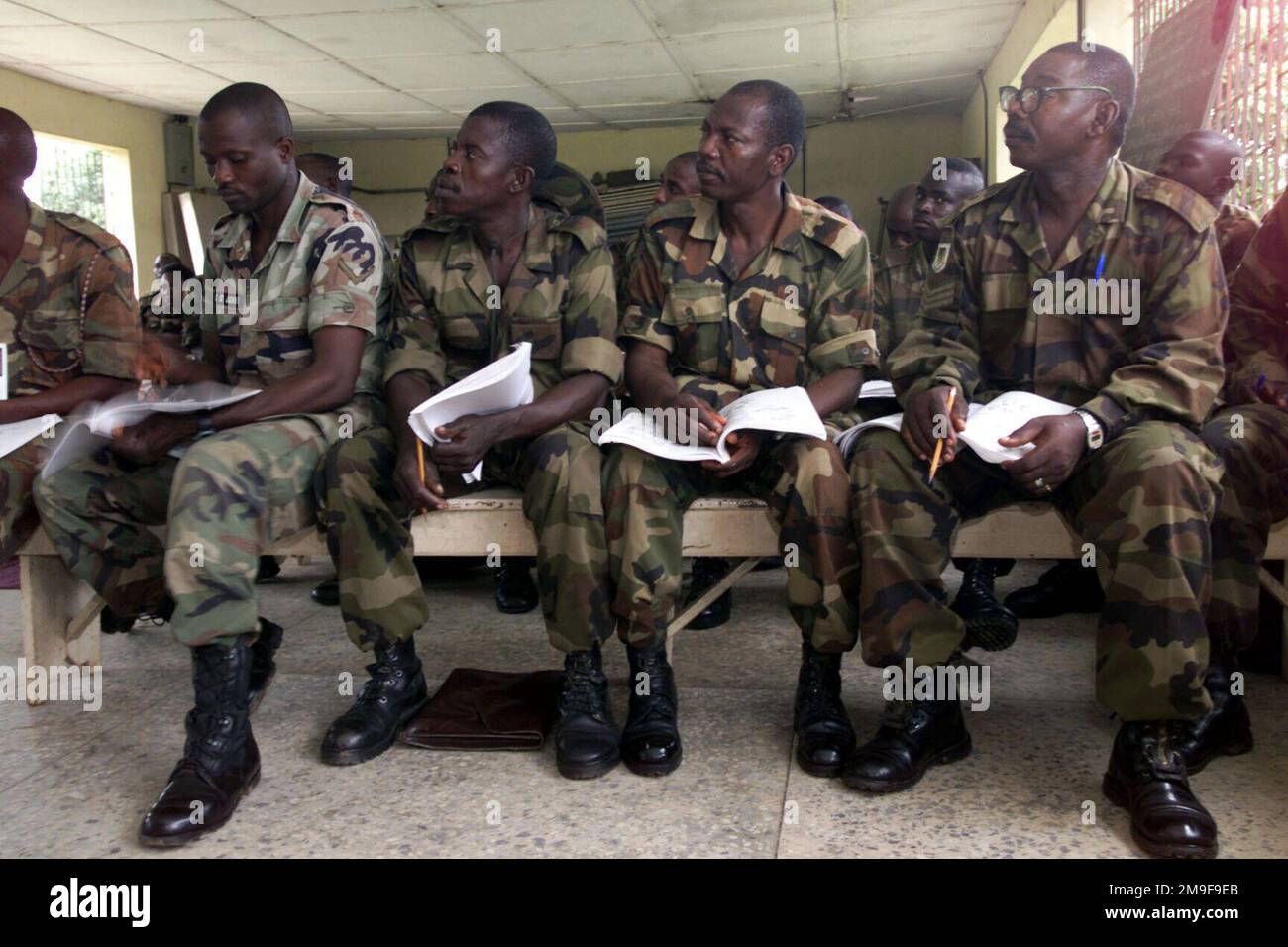 Soldats nigérians les troupes de l'armée apprennent l'entraînement médical à Ibadan, au Nigeria. Sous la direction du président William Jefferson Clinton, l'armée des États-Unis a été déployée à Ibadan, au Nigeria, pour fournir une formation technique spécialisée aux troupes de l'armée nigériane. Base: Ibadan pays: Nigeria (NGA) Banque D'Images