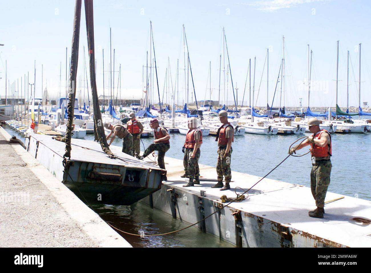 Des soldats DE l'armée AMÉRICAINE (USA) affectés à la compagnie de transport 331st, abaissent une section d'un quai Trident dans l'eau pendant l'exercice TURBO PATRIOT, un exercice conjoint Logistics Over-the-Shore (JLOTS), à Camp Pendleton, Californie (CA). Sujet opération/série: TRUBO PATRIOT base: Base corps de marine Camp Pendleton État: Californie (CA) pays: États-Unis d'Amérique (USA) Banque D'Images