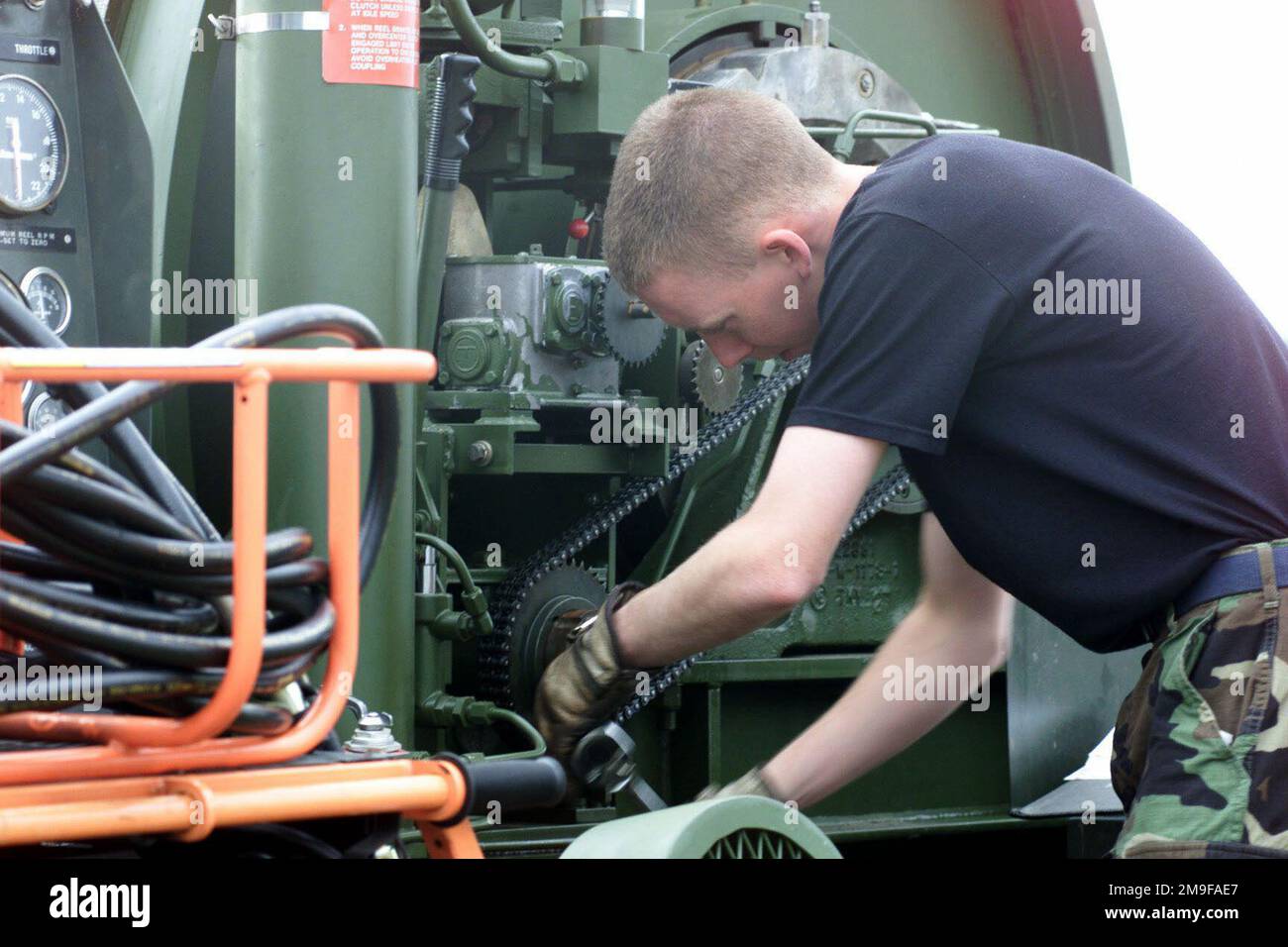 PREMIÈRE classe D'AIRMAN Paul Prescott, un agent d'entretien de l'électricité de l'Escadron d'entraînement de construction des forces aériennes des États-Unis en Europe, à la base aérienne de Ramstein, en Allemagne, ajuste la came de synchronisation sur un système d'arrêt d'avion mobile à la base aérienne de Kuchyna, en Slovaquie. Première classe d'Airman Paul Prescott, un agent d'entretien de l'électricité de l'Escadron d'entraînement de construction des forces aériennes des États-Unis en Europe, à la base aérienne de Ramstein, en Allemagne, ajuste la came de synchronisation sur un système d'arrêt d'avion mobile à la base aérienne de Kuchyna, en Slovaquie. Banque D'Images