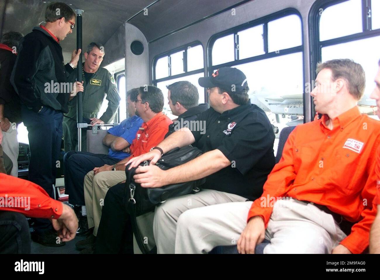 Le colonel Stephen Goldfein, COMMANDANT DE l'escadre DE COMBAT 1st, base aérienne de Langley, en Virginie, explique le protocole de vol approprié aux membres de la NASCAR avant une compétition d'équipage de conduite tenue à la base aérienne de Langley, en Virginie. Base: Langley Air Force base État: Virginia (va) pays: Etats-Unis d'Amérique (USA) Banque D'Images