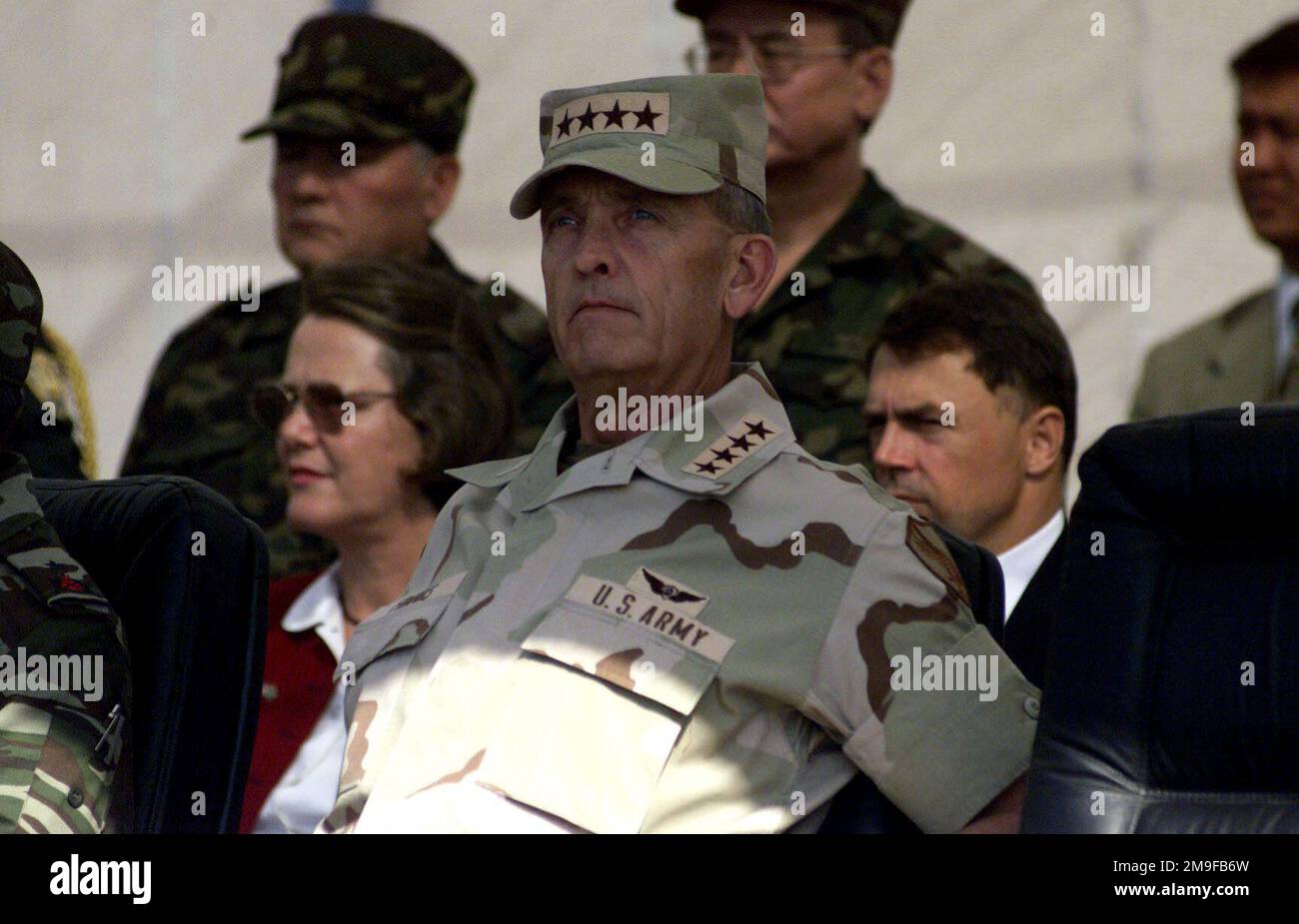 Le général de l'armée des États-Unis Tommy R. Franks commandant en CHEF du Commandement central des États-Unis, observe les cérémonies d'ouverture du Bataillon central asiatique de maintien de la paix (CENTRASBAT) 2000, Almaty (Kazakhstan), le mercredi 13 septembre 2000. Le CENTRASBAT 2000 est un exercice multinational de maintien de la paix et de secours humanitaire parrainé par le Commandement central des États-Unis (US CENTCOM) et accueilli par l'ex-République soviétique du Kazakhstan en Asie centrale, le 11-20 septembre 2000. Les participants à l'exercice comprennent environ 300 soldats américains, y compris du personnel du CENTCOM des États-Unis, la division aéroportée 82nd de l'armée américaine, fort Bragg, CA du Nord Banque D'Images