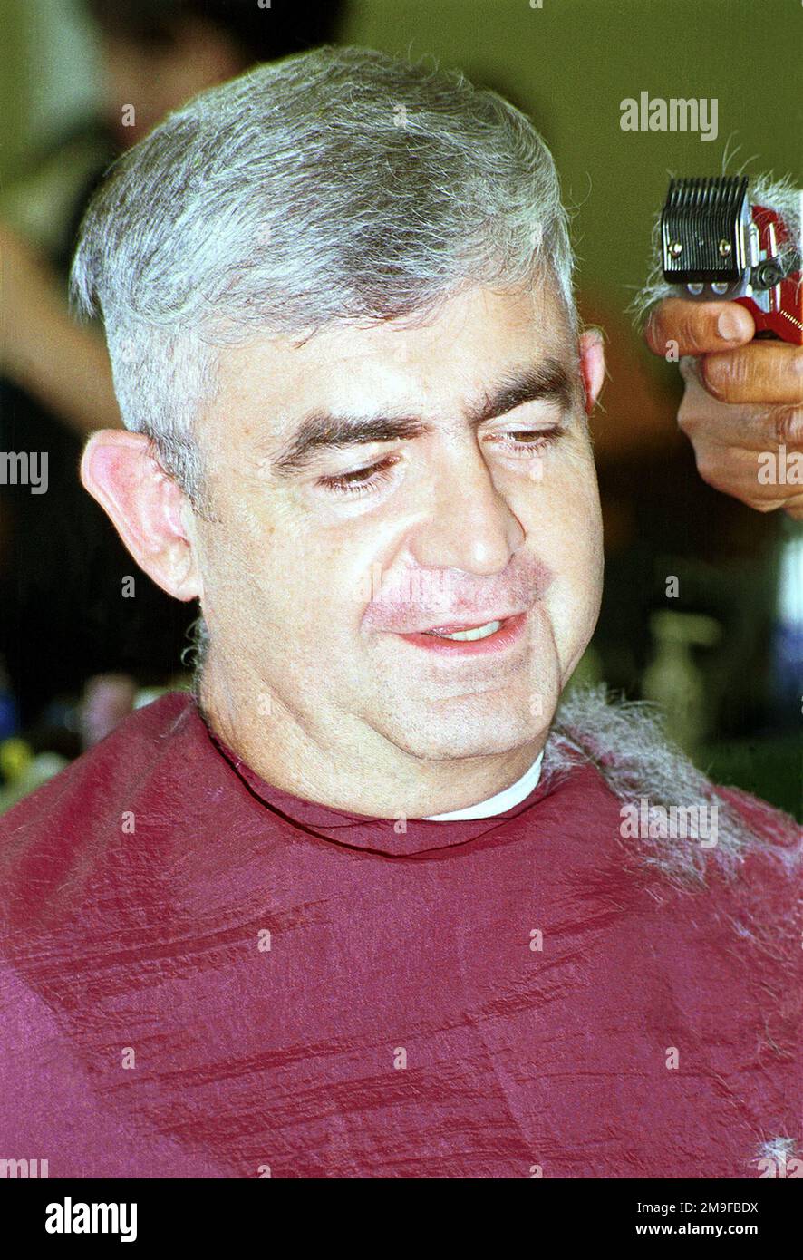 Richard Castanet, gagnant du concours « soyez Marin pour Une semaine » yahoo.com, a reçu une coupe de cheveux « haute et serrée » lors de ses premières heures à bord de la base des Marines à Quantico, en Virginie. M. Castanet a fait diverses tâches, des armes à feu aux arts martiaux pendant son séjour à 12-18 septembre 2000. Base: Corps de marine base, Quantico État: Virginie (va) pays: Etats-Unis d'Amérique (USA) Banque D'Images