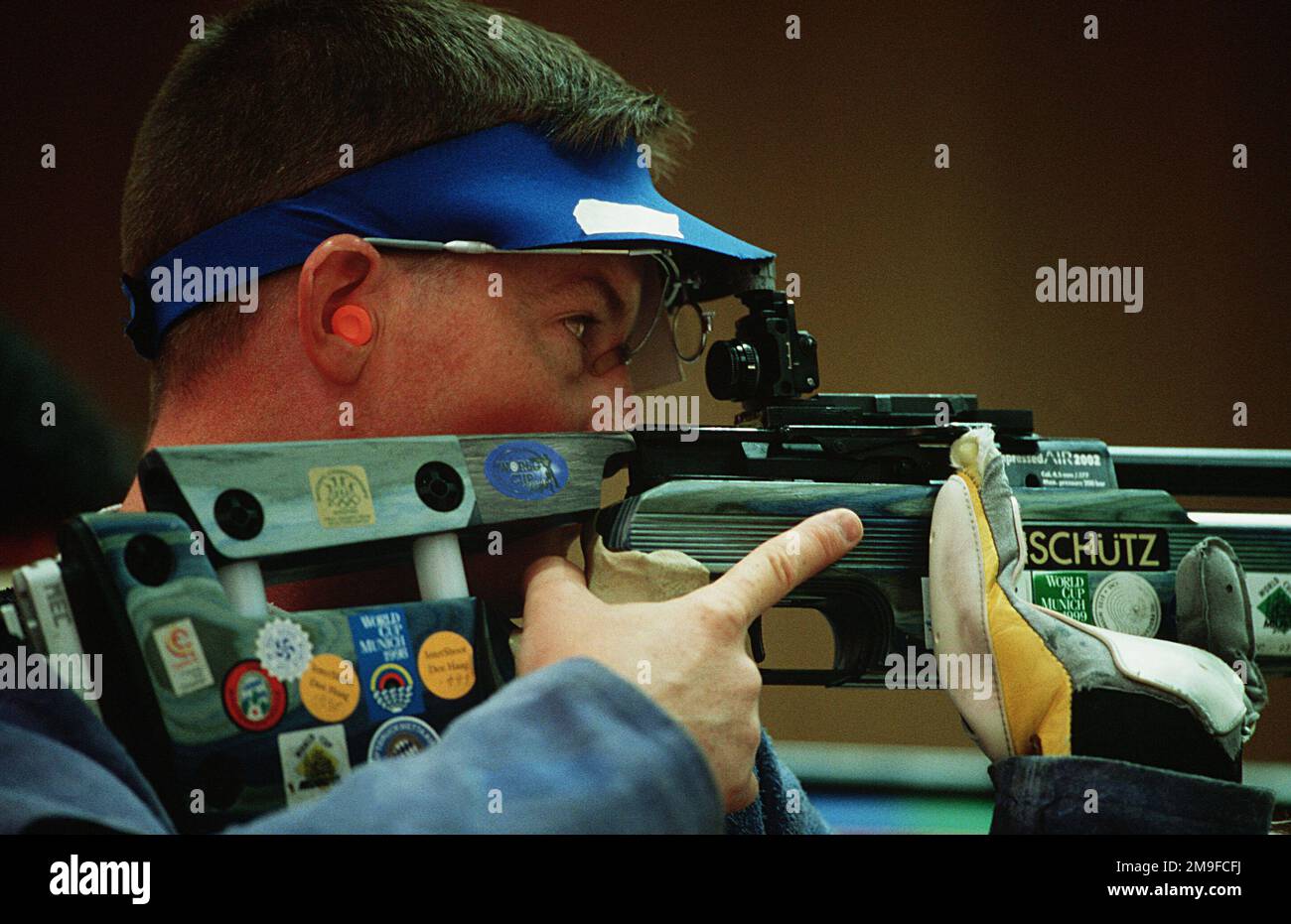 Profil du côté droit, gros plan moyen du sergent de l'armée américaine Kenneth A. Johnson alors qu'il prend l'objectif en bas de gamme lundi, 18 septembre 2000, pendant les tours de qualification dans l'épreuve hommes de 10 mètres de fusil d'air aux Jeux Olympiques de Sydney. SSG Johnson est membre de l'unité de stratégie de marché de l'armée américaine à fort Benning, en Géorgie. Base : Parc olympique de Sydney État : Nouvelle-Galles du Sud pays : Australie (AUS) Banque D'Images