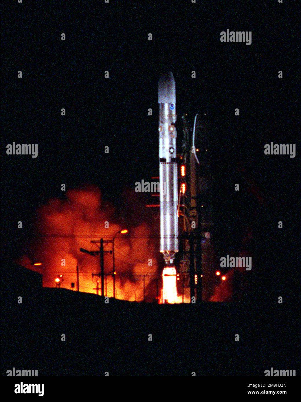 Une fusée Titan II est lancée à partir de la base aérienne de Vandenberg, en Californie. La fusée a décollé du Space Launch Complex-4 West, transportant le satellite météorologique National Oceanic and Atmospheric Administration-L. Le lancement est le résultat d'un effort combiné des hommes et des femmes de l'aile spatiale 30th, de la NASA et du Centre des systèmes spatiaux et missiles de Los Angeles. Le commandant de l'escadre spatiale de cette mission était le colonel Steve Lanning de la Force aérienne des États-Unis, commandant de l'escadre spatiale 30th. LE major DE LA Force aérienne AMÉRICAINE Dave Salm, 2nd Escadron de lancement spatial, est le directeur du lancement de la Force aérienne. NOAA-L fournira principalement de long-rang Banque D'Images
