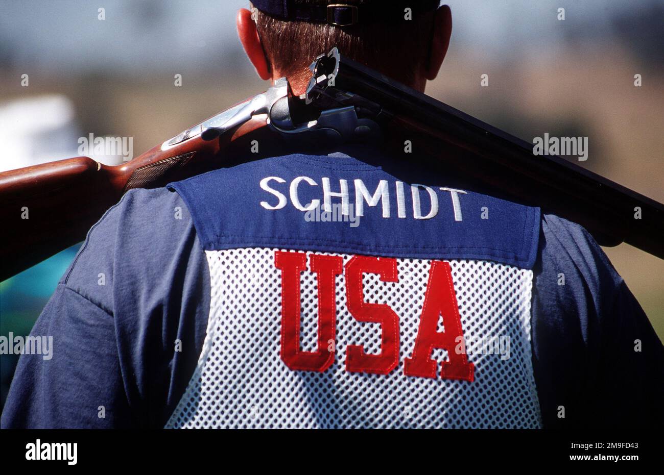 Vue arrière, gros plan moyen du sergent de l'armée américaine Michael Schmidt alors qu'il repose son fusil de chasse sur son épaule lors d'une pause dans l'action à la qualification masculine de Skeet vendredi, 22 septembre 2000, aux Jeux Olympiques de Sydney. LE SGT Schmidt est membre de l’unité de stratégie de marché de l’armée américaine à fort Benning, en Géorgie. Base: Sydney État: Nouvelle-Galles du Sud pays: Australie (AUS) Banque D'Images