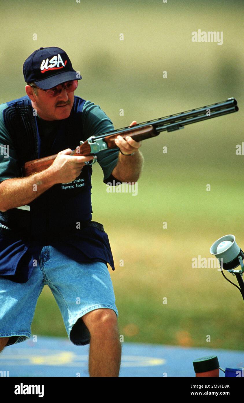 Tout droit, tir moyen alors que le sergent de l'armée américaine Michael Schmidt Junior prend le but pendant le Skeet masculin aux Jeux olympiques de 2000 à Sydney, en Australie, sur 23 septembre 2000. LE SGT Schmidt, de l’unité de stratégie de marché de l’armée américaine à fort Benning, en Géorgie, n’a pas réussi à atteindre le dernier round. Base: Sydney État: Nouvelle-Galles du Sud pays: Australie (AUS) Banque D'Images