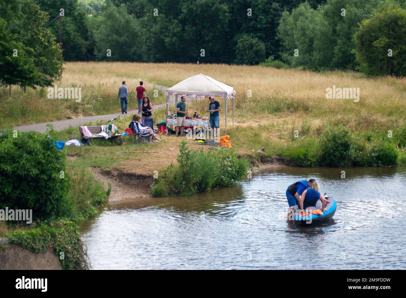 Cookham, Berkshire, Royaume-Uni. 26th juin 2022. Les gens qui apprécient un pique-nique au bord de la Tamise à Cookham. Crédit : Maureen McLean/Alay Banque D'Images