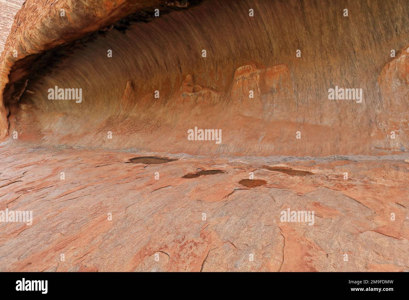 410 Grotte de cuisine sur le mur d'Uluru-Ayers Rock vue de la base Walk-Mala section. NT-Australie. Banque D'Images