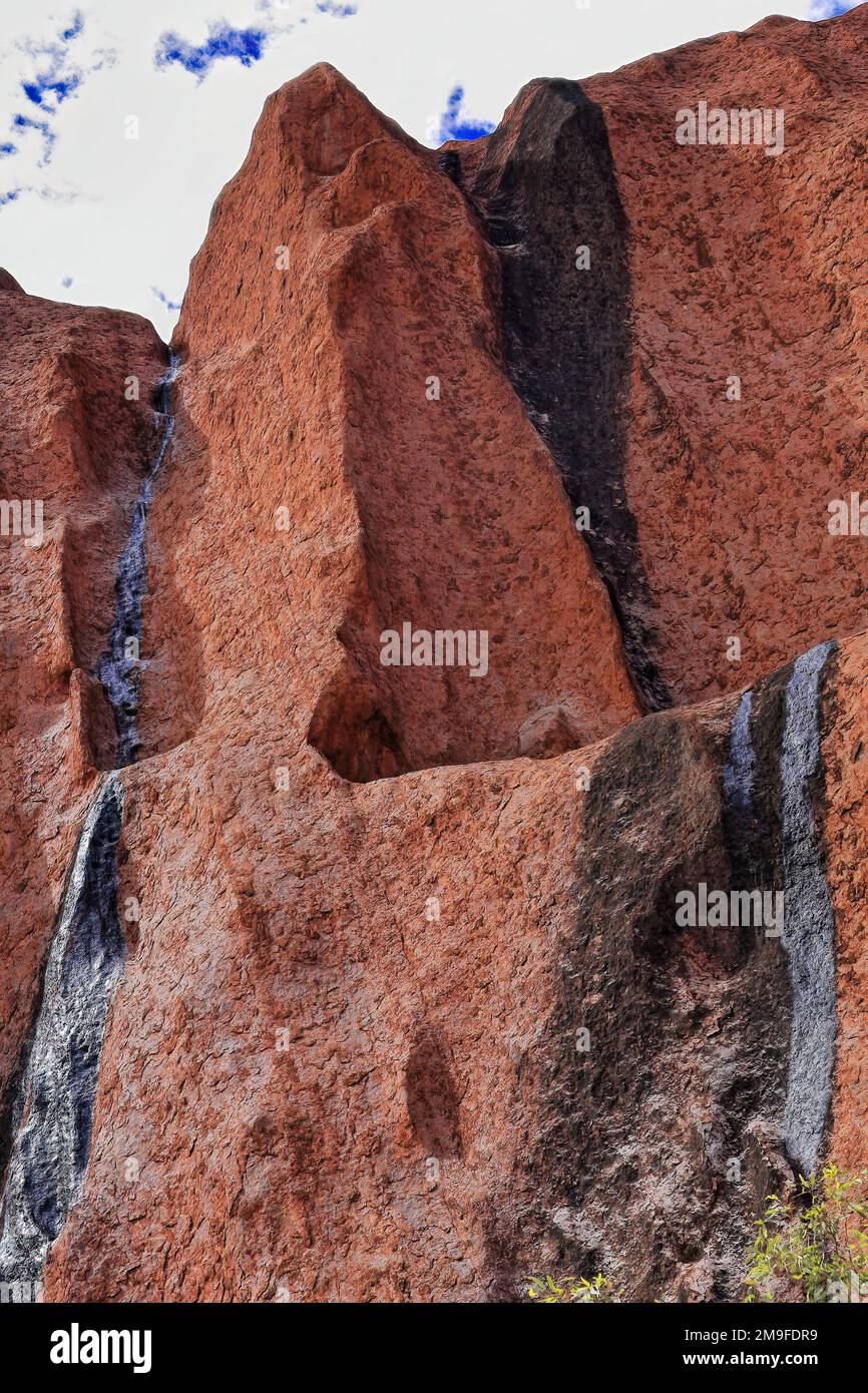 415 filigranes marqués par des algues foncées dans la gorge de Kantju, sur Uluru-Ayers Rock, vus depuis la section Walk-Mala de la base. NT-Australie. Banque D'Images