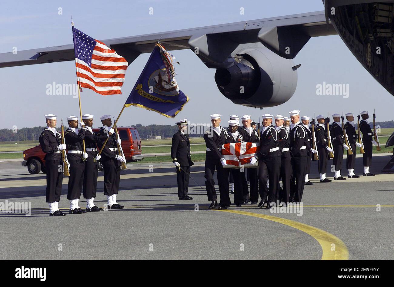 La Garde de cérémonie de la Marine des États-Unis honore les membres tombés de l'USS COLE (DDG 67) à la base aérienne de Douvres, Delaware, car leurs restes sont retirés d'un avion C-17 Globemaster III de la Force aérienne des États-Unis sur 14 octobre 2000. Les marins ont été tués dans une explosion à la suite d'une attaque terroriste contre LE COLE au Yémen. Base: Dover État: Delaware (DE) pays: Etats-Unis d'Amérique (USA) Banque D'Images