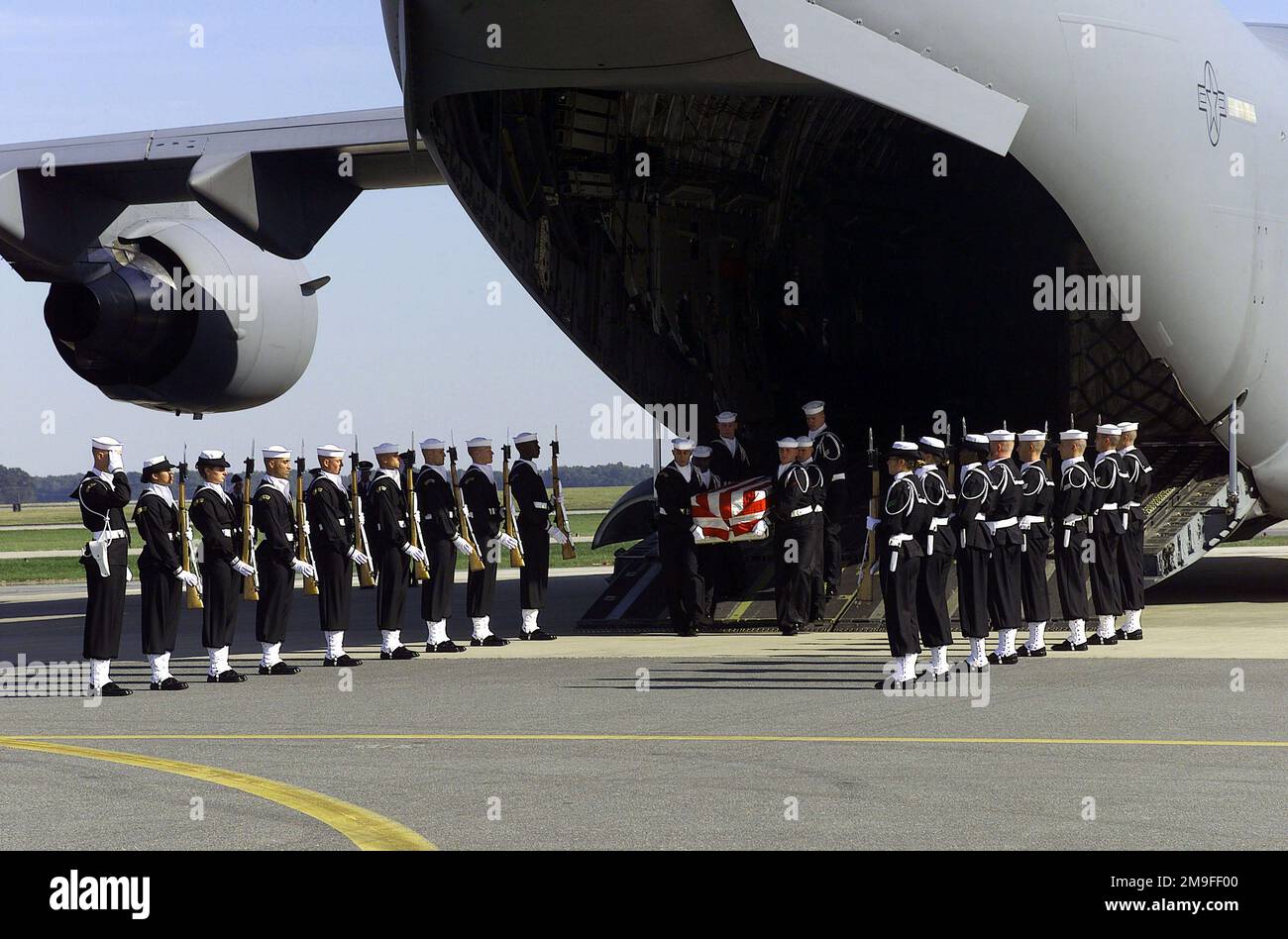 La Garde de cérémonie de la Marine des États-Unis honore les membres tombés de l'USS COLE (DDG 67) à la base aérienne de Douvres, Delaware, car leurs restes sont retirés d'un avion C-17 Globemaster III de la Force aérienne des États-Unis sur 14 octobre 2000. Les marins ont été tués dans une explosion à la suite d'une attaque terroriste contre LE COLE au Yémen. Base: Dover État: Delaware (DE) pays: Etats-Unis d'Amérique (USA) Banque D'Images