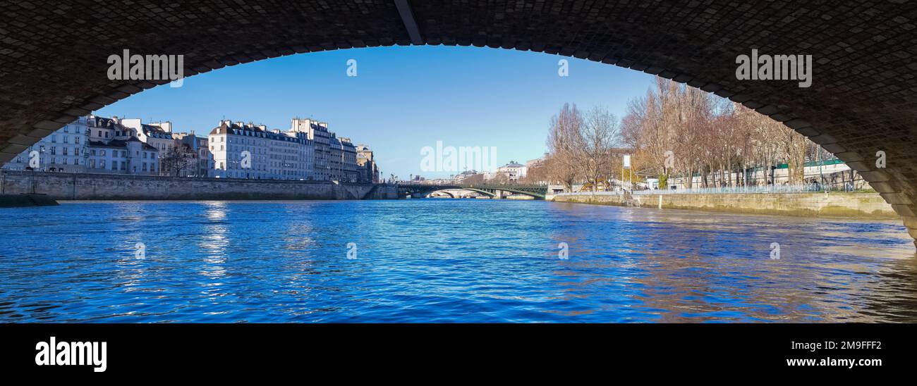Paris, ile saint-louis, vue sous le pont Pont-Marie, avec le pont Arcole en arrière-plan, beaux bâtiments anciens Banque D'Images