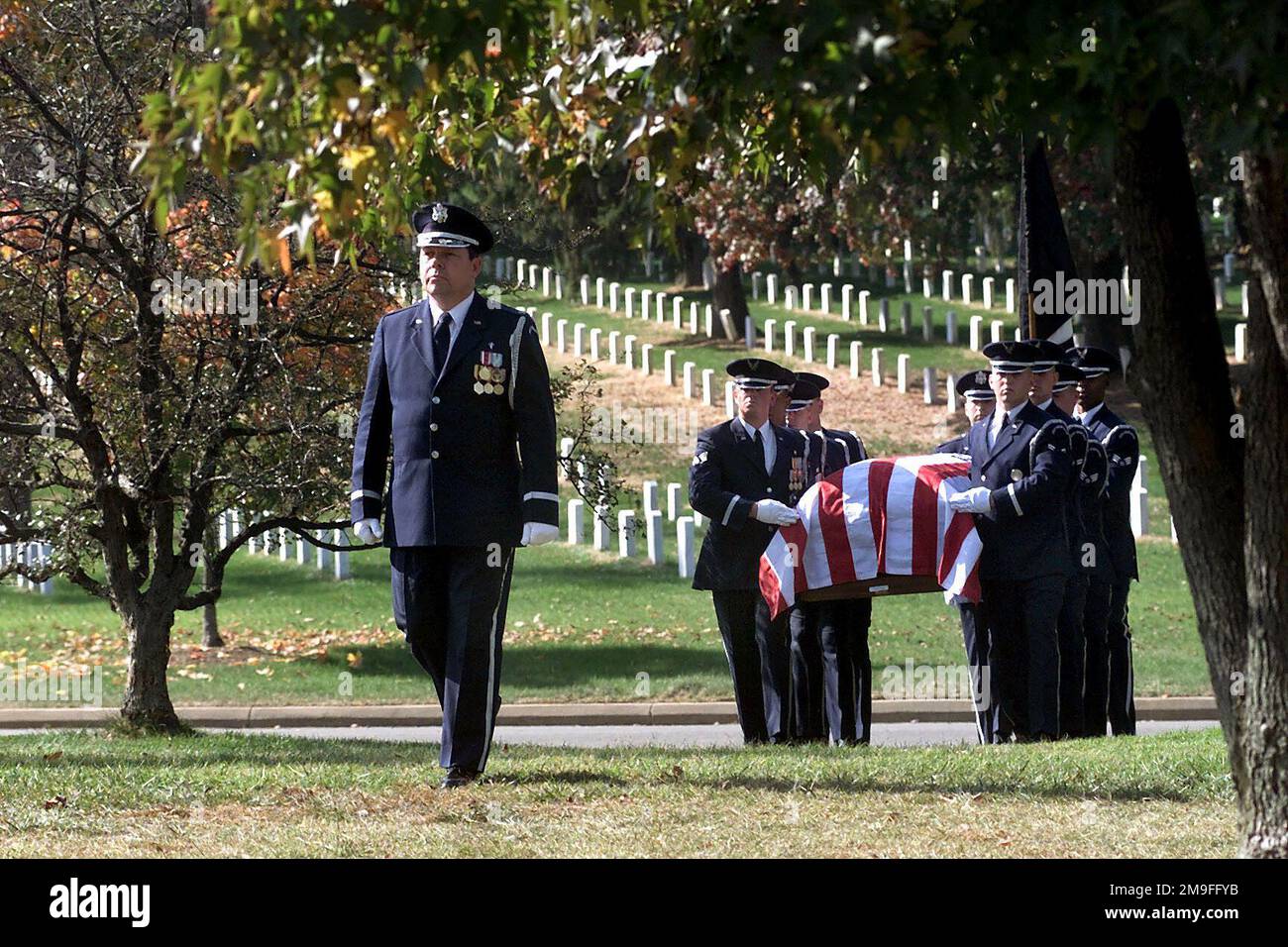 Un enterrement d'honneur pour le second lieutenant Richard Vandegeer de l'armée de l'air américaine au cimetière national d'Arlington, à Arlington, en Virginie, sur 27 octobre 2000. Base: Cimetière national d'Arlington État: Virginie (va) pays: Etats-Unis d'Amérique (USA) Banque D'Images