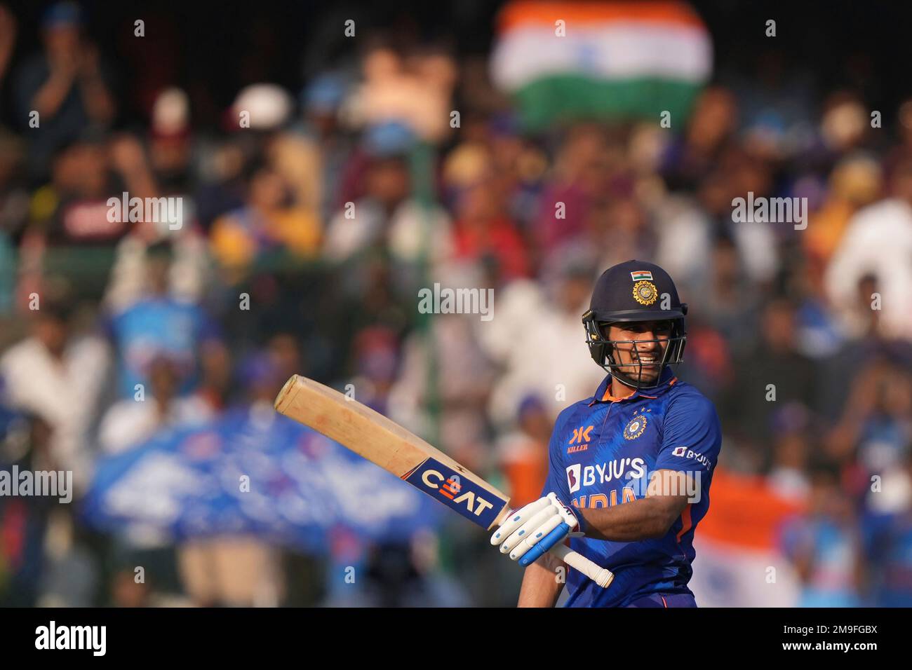 India's Shubhman Gill raises his bat to celebrate scoring 150 runs during the first one-day international cricket match between India and New Zealand in Hyderabad, India, Wednesday, Jan. 18, 2023. (AP Photo/Mahesh Kumar A.) Banque D'Images