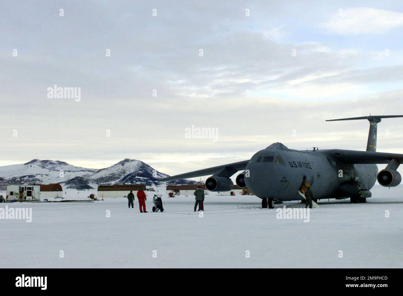 Photo du premier avion C-141C Starliger de l'aile Air Mobility 452nd, base de réserve aérienne de mars, Californie, pour atterrir sur la glace à la station McMurdo, Antarctique, à l'appui de l'opération DEEP FREEZE. Objet opération/série: BASE DE CONGÉLATION PROFONDE: Station McMurdo pays: Antarctique (ATA) Banque D'Images