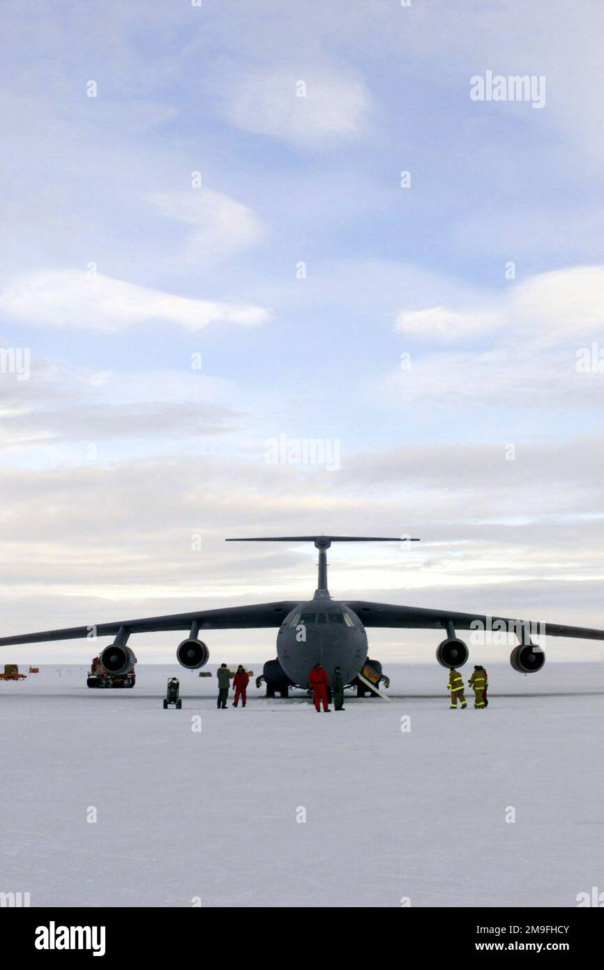 Prenez la photo du premier avion C-141C Starliger de l'aile Air Mobility 452nd, base de la réserve aérienne de mars, Californie, pour atterrir sur la glace à la station McMurdo, Antarctique, à l'appui de l'opération DEEP FREEZE. Objet opération/série: BASE DE CONGÉLATION PROFONDE: Station McMurdo pays: Antarctique (ATA) Banque D'Images