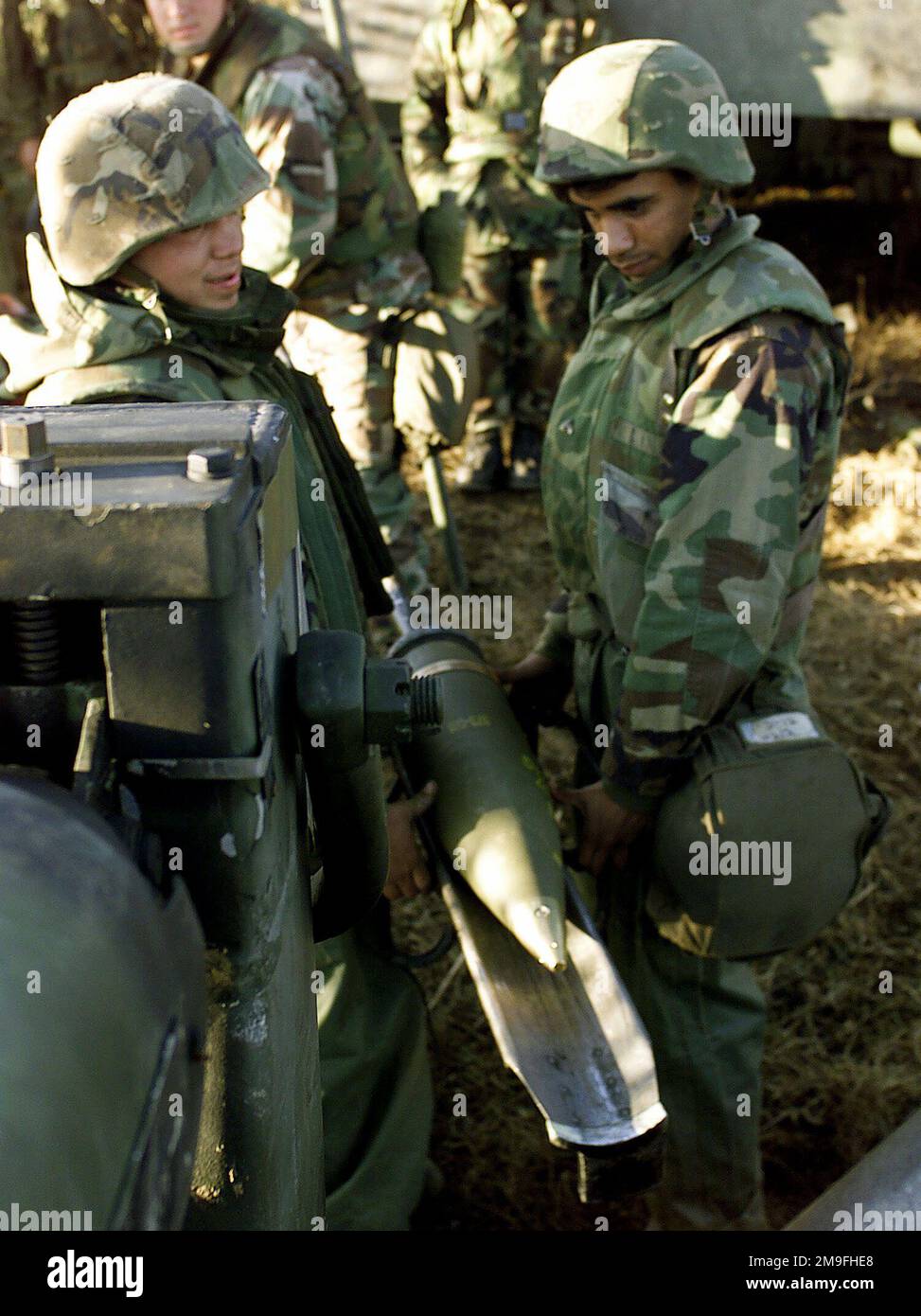 LES Marines DES ÉTATS-UNIS du 3rd Bataillon, 12th Marine Regiment, 3rd Marine Division, se préparent à introduire un High explosif M107 Round dans le Medium tracté Howitzer M198 155mm. Les Marines à la position 10 du canon, à l'est du Camp Fuji, au Japon, font partie du tir de déplacement de neuf jours de tir de l'unité, conçu pour améliorer les compétences militaires de spécialité professionnelle dans le domaine de l'artillerie. Sujet opération/série: FOAL EAGLE 2000 base: Base du corps marin, Camp Fuji État: Honshu pays: Japon (JPN) Banque D'Images