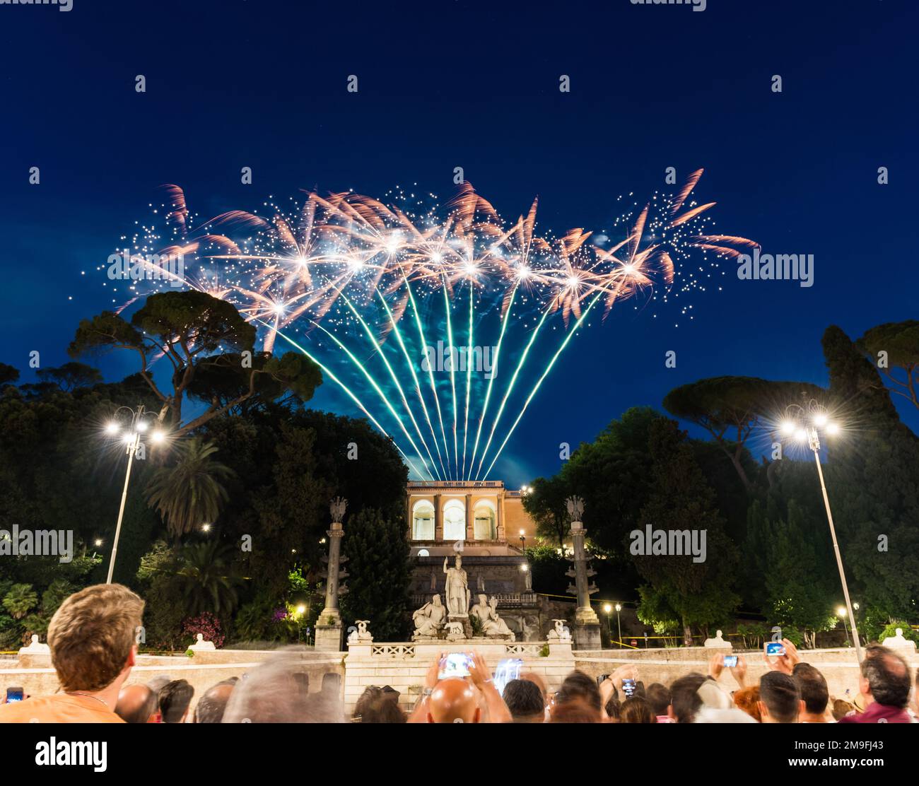 ROME, ITALIE - 29 JUIN 2019 : feux d'artifice pour célébrer la Saint-Sylvestre de Patrón. PIAZZA DEL POPOLO, ROME, ITALIE. 29 juin est la fête de Saint Peter et S. Banque D'Images