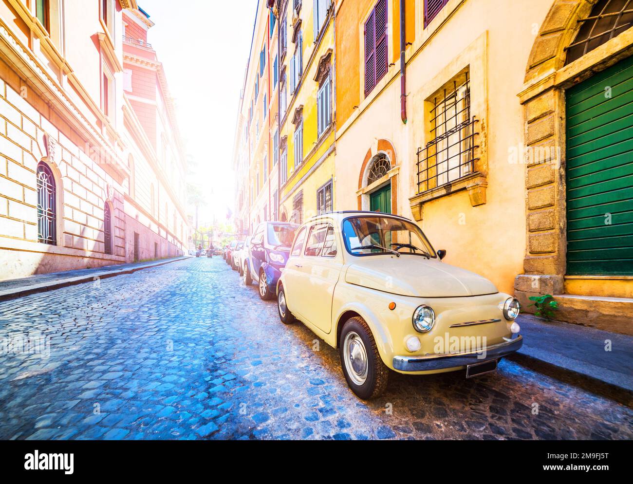 Petite voiture d'époque dans une belle rue de Rome, en Italie. Voiture rétro classique dans une rue colorée. Banque D'Images