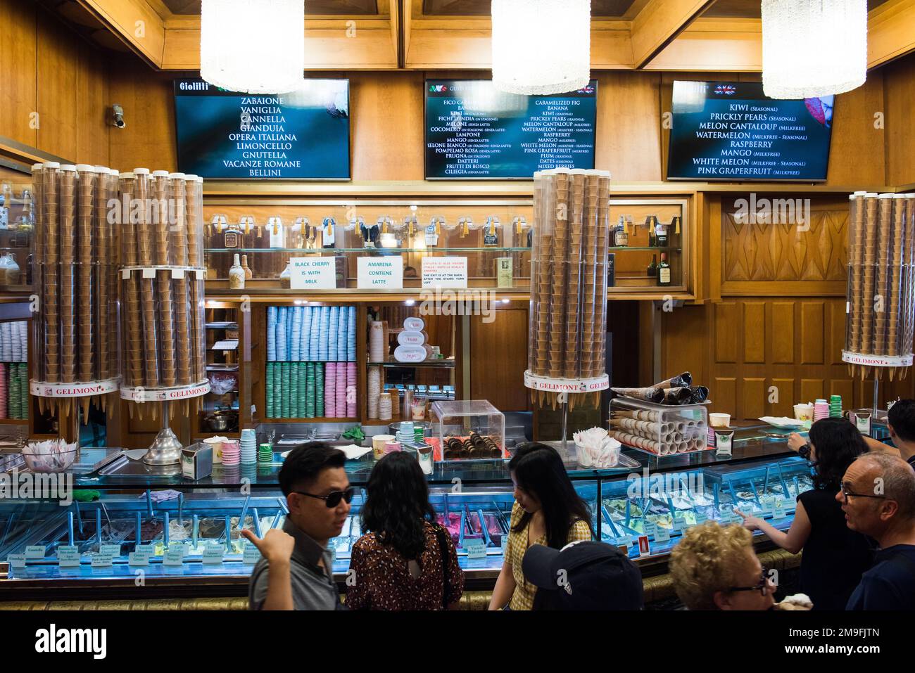 ROME, ITALIE - 30 JUIN 2019 : MAGASIN DE glace GIOLITTI à Roma. Célèbre magasin de glace de Rome. Vue de l'intérieur. Banque D'Images