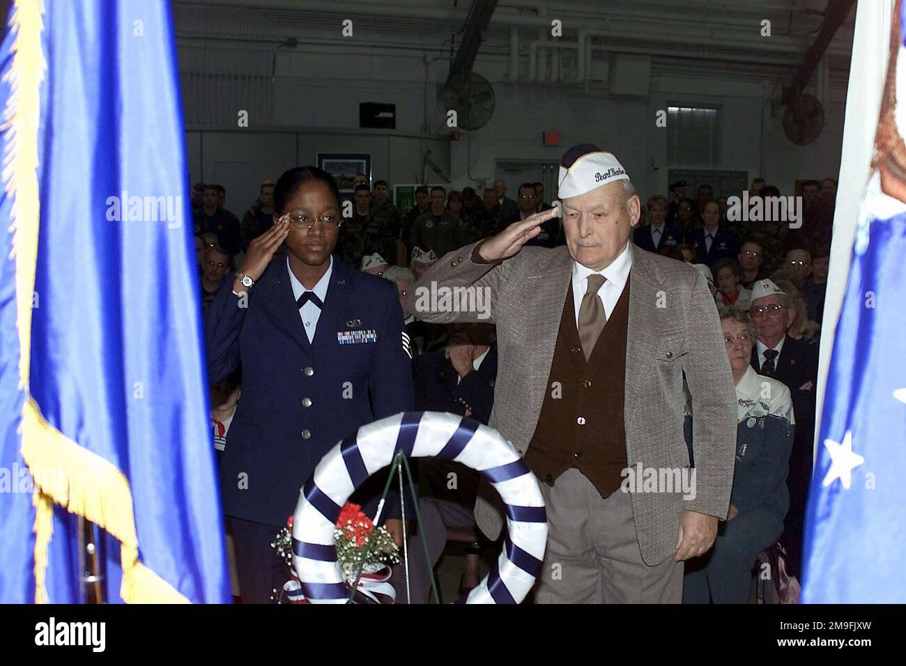 Un survivant de Pearl Harbor dans la région du Delaware et un membre de l'US Air Force participent à la cérémonie de la couronne lors de la cérémonie du souvenir du jour de Pearl Harbor qui s'est tenue au musée du Commandement de la mobilité aérienne (AMC), à la base aérienne de Douvres, au Delaware. Base: Dover Air Force base État: Delaware (DE) pays: Etats-Unis d'Amérique (USA) Banque D'Images Un survivant de Pearl Harbor dans la région du Delaware et un membre de l'US Air Force participent à la cérémonie de la couronne lors de la cérémonie du souvenir du jour de Pearl Harbor qui s'est tenue au musée du Commandement de la mobilité aérienne (AMC), à la base aérienne de Douvres, au Delaware. Base: Dover Air Force base État: Delaware (DE) pays: Etats-Unis d'Amérique (USA) Banque D'Images