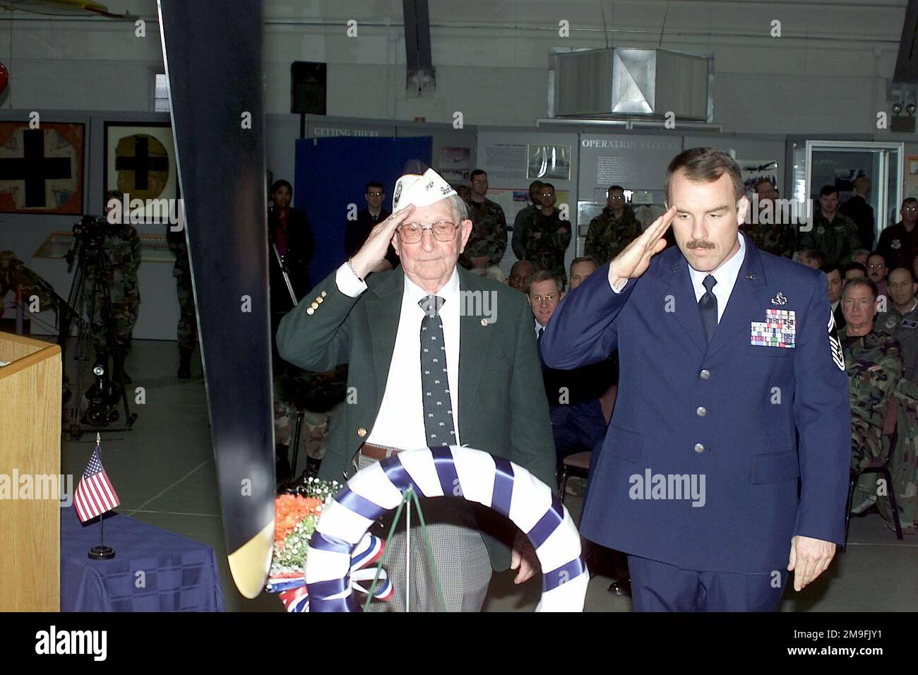 Un survivant de Pearl Harbor dans la région du Delaware et un membre de l'US Air Force participent à la cérémonie de la couronne lors de la cérémonie du souvenir du jour de Pearl Harbor qui s'est tenue au musée du Commandement de la mobilité aérienne (AMC), à la base aérienne de Douvres, au Delaware. Base: Dover Air Force base État: Delaware (DE) pays: Etats-Unis d'Amérique (USA) Banque D'Images Un survivant de Pearl Harbor dans la région du Delaware et un membre de l'US Air Force participent à la cérémonie de la couronne lors de la cérémonie du souvenir du jour de Pearl Harbor qui s'est tenue au musée du Commandement de la mobilité aérienne (AMC), à la base aérienne de Douvres, au Delaware. Base: Dover Air Force base État: Delaware (DE) pays: Etats-Unis d'Amérique (USA) Banque D'Images