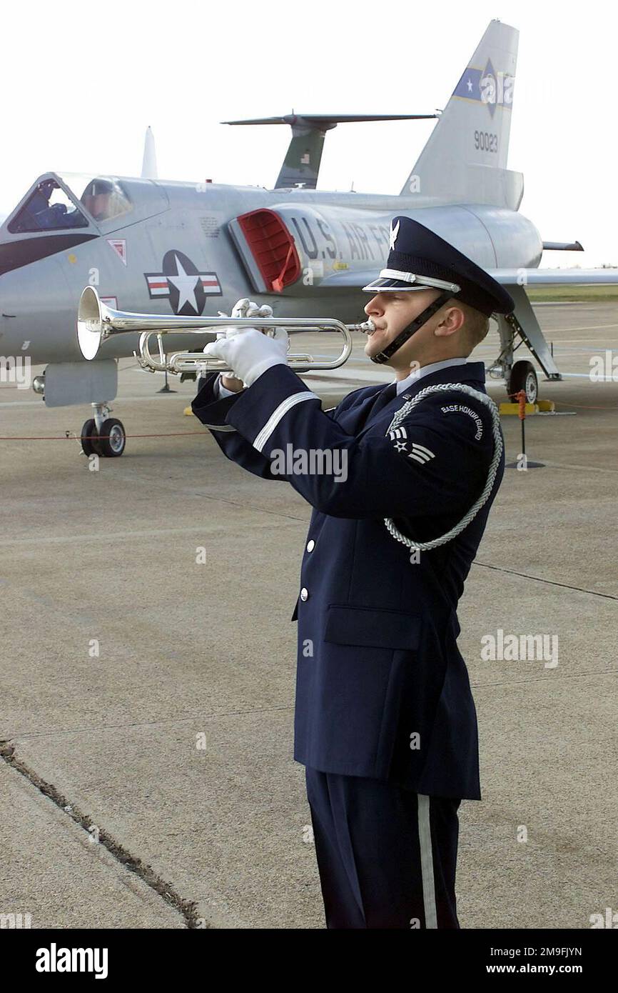 Un membre de la Garde d'honneur de la base aérienne de Douvres joue des robinets lors de la cérémonie du souvenir du Pearl Harbor Day qui s'est tenue au Musée du Commandement de la mobilité aérienne (AMC), à la base aérienne de Douvres, au Delaware. Base: Dover Air Force base État: Delaware (DE) pays: Etats-Unis d'Amérique (USA) Banque D'Images Un membre de la Garde d'honneur de la base aérienne de Douvres joue des robinets lors de la cérémonie du souvenir du Pearl Harbor Day qui s'est tenue au Musée du Commandement de la mobilité aérienne (AMC), à la base aérienne de Douvres, au Delaware. Base: Dover Air Force base État: Delaware (DE) pays: Etats-Unis d'Amérique (USA) Banque D'Images