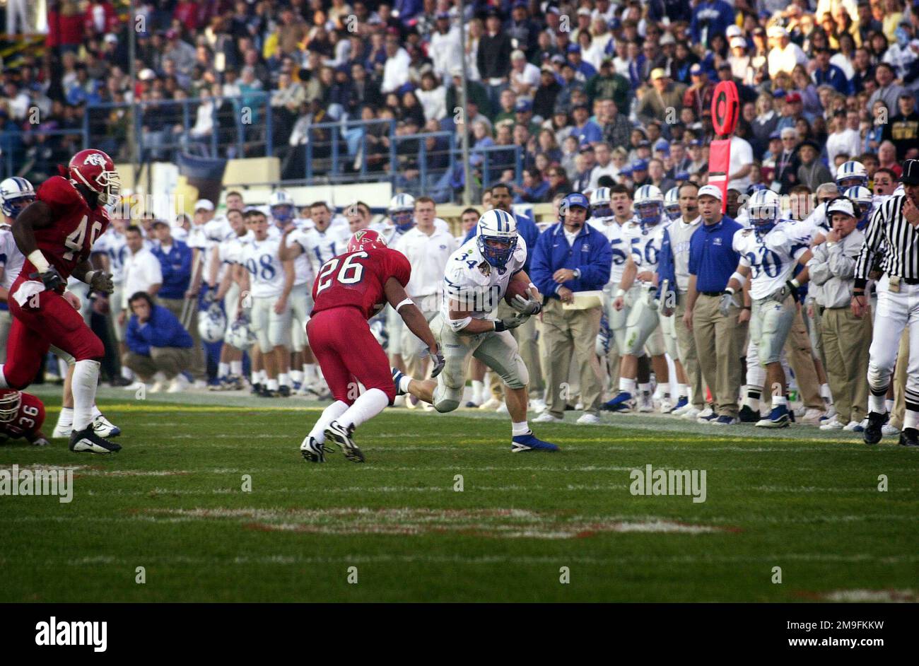 US Air Force Academy Faucon's fullback Nate Beard, #34 éludé Fresno State Bulldogss' Bryce McGill. Il a gagné sept yards pendant ce jeu dans le QUART DE 1st de la Silicon Valley football Classic. Base: San Jose État: Californie (CA) pays: États-Unis d'Amérique (USA) Banque D'Images