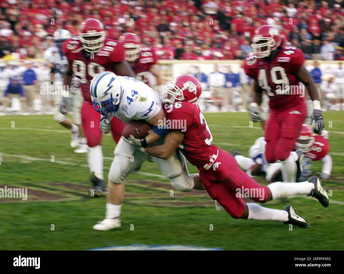 SCOTT Becker, numéro 44 DE L'US Air Force Academy Faucon, s'est précipité sur 11 mètres contre les Bulldogs de l'État de Fresno, lors de la Silicon Valley football Classic au Spartan Stadium de San Jose, en Californie. Les Falcons se sont précipités pour un total de 296 mètres pour battre les Bulldogs 37-34. Base: San Jose État: Californie (CA) pays: États-Unis d'Amérique (USA) Banque D'Images