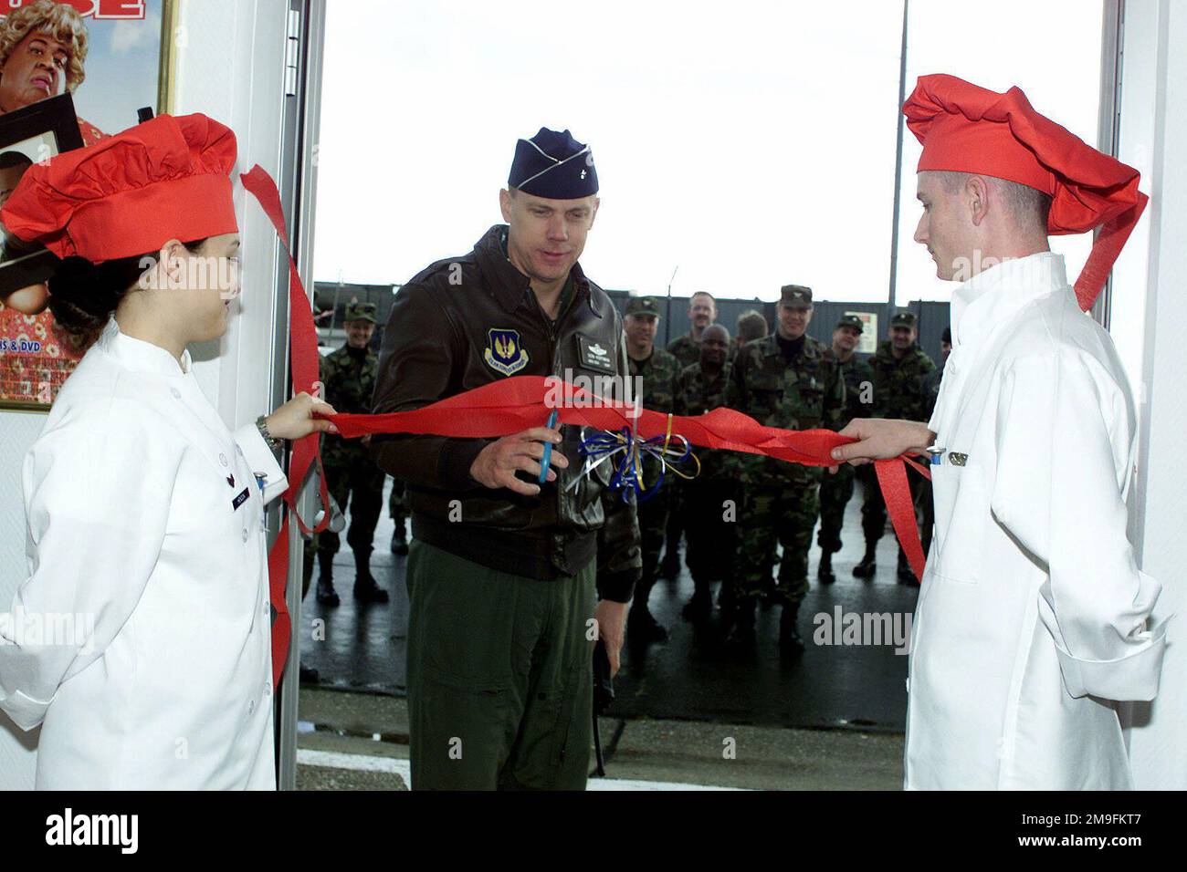 JAMIE Hendln, ANCIEN AVIATEUR DE LA Force AÉRIENNE DES ÉTATS-UNIS (à gauche) et CHRIS Starnes, 1st de la classe de la Force aérienne des États-Unis, au 52nd e Escadron de services, tiennent le ruban du général de brigade de la Force aérienne des États-Unis Don Hoffman, commandant de la 52nd e Escadre de chasseurs. La découpe du ruban a eu lieu lors de l'ouverture officielle de la nouvelle salle à manger en ligne sur la base aérienne de Spangdahlem, en Allemagne. Base: Spangdahlem Air base État: Rheinland-Pfalz pays: Allemagne / Allemagne (DEU) Banque D'Images