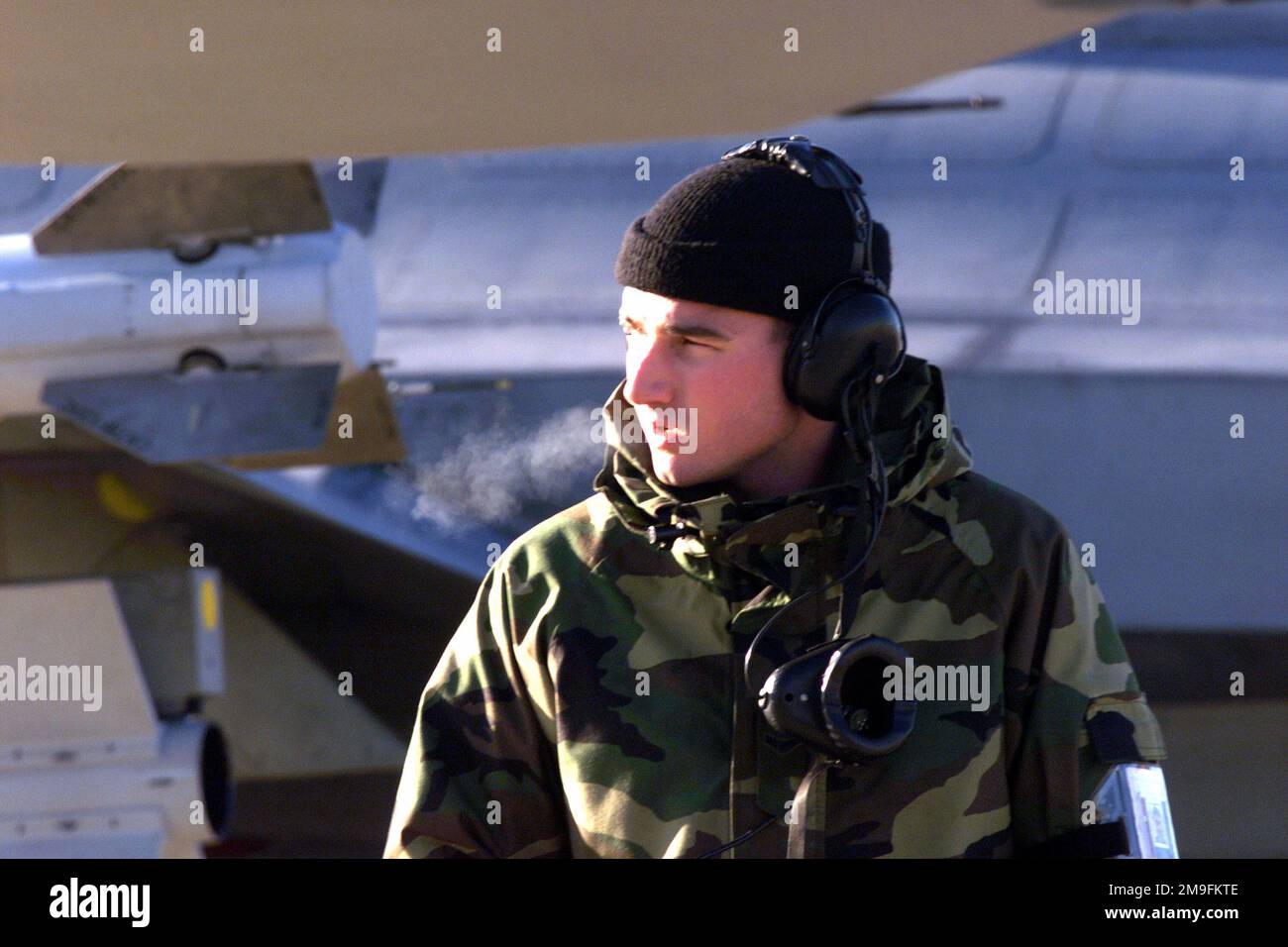 LE souffle DE DERRECK L. Stewart, UN AVIATEUR DE la première classe DE LA Force aérienne DES ÉTATS-UNIS, est clairement visible, dans l'air glacial de la base aérienne de Shaw, en Caroline du Sud, en ligne aérienne. Les Temeratures en Caroline du Sud ont été récemment insaisonnières froides et pour ceux qui travaillent à l'extérieur, comme LE A1c Stewart, un chef d'équipage F-16CJ du 78th Fighter Squadron, à l'aile 20th Fighter, un chapeau chaud et des gants sont des équipements essentiels. Base: Shaw Air Force base État: Caroline du Sud (SC) pays: États-Unis d'Amérique (USA) Banque D'Images