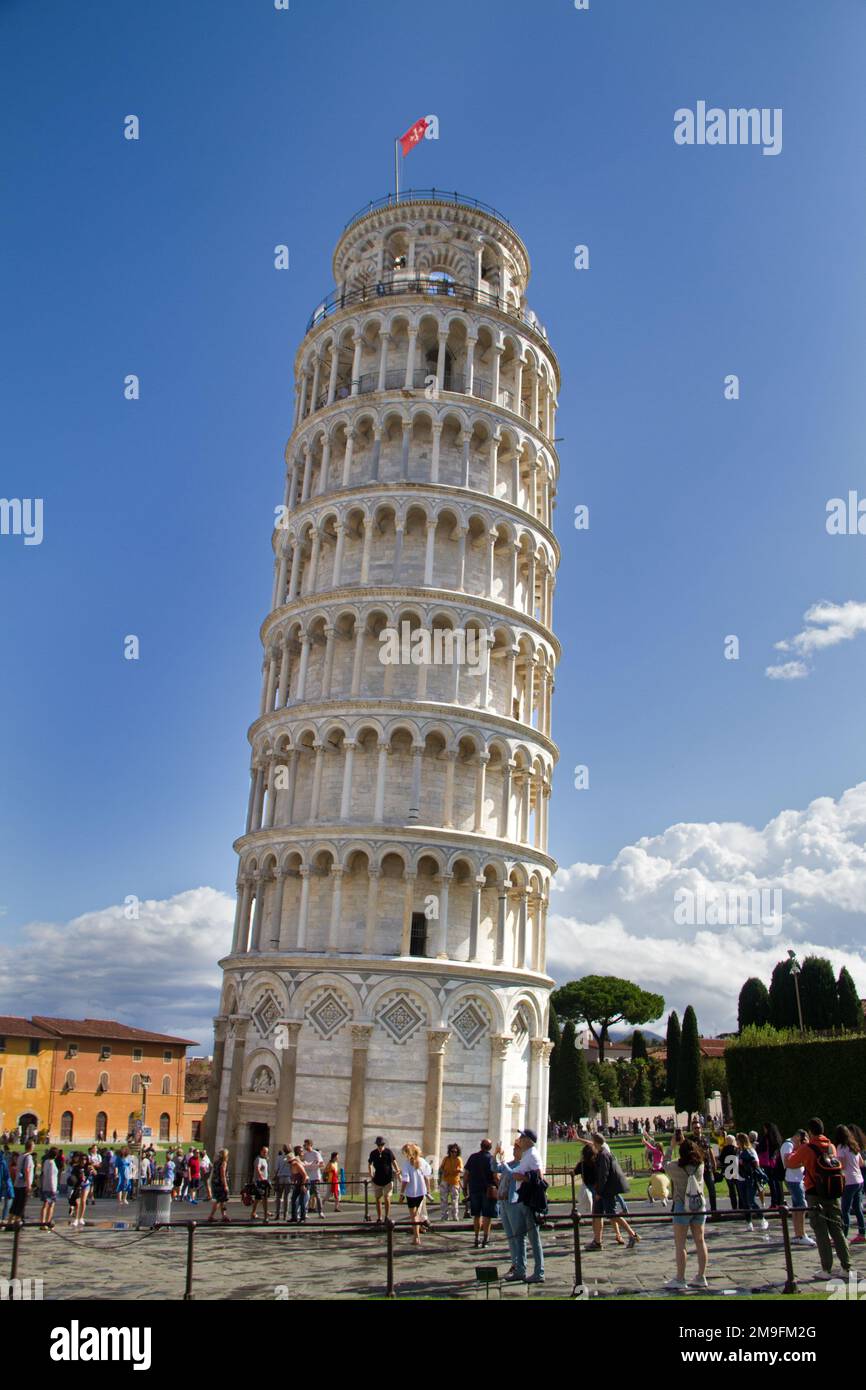 Touristes (méconnaissables) regardant la Tour de Pise un jour d'été Banque D'Images