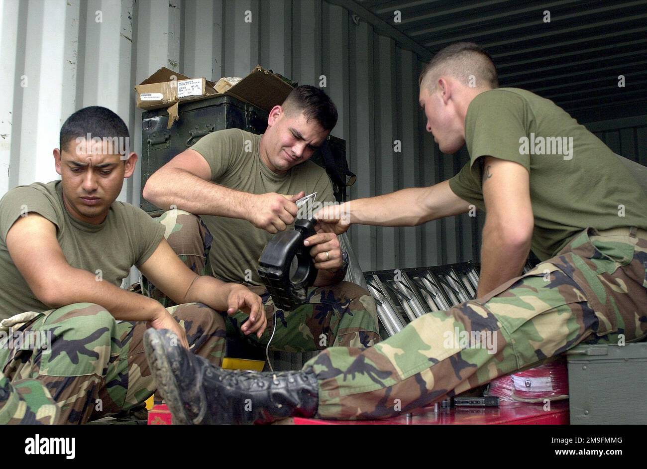 LES Marines DES ÉTATS-UNIS du 8th Engineer support Battalion, 2nd Fleet Service support, Charlie Company, sont assis sous l'abri d'une fourgonnette de messagerie lors de la réparation d'un marteau-piqueur endommagé. Environ 100 marins, soldats et aviateurs ont été déployés à Sainte-Lucie dans le cadre de l'exercice DE NOUVEAUX HORIZONS. New Horizons a une mission à deux volets de formation à la préparation et d'assistance humanitaire dans les Caraïbes et en Amérique latine. Sujet opération/série: NOUVEAUX HORIZONS pays: Sainte-Lucie (LCA) Banque D'Images