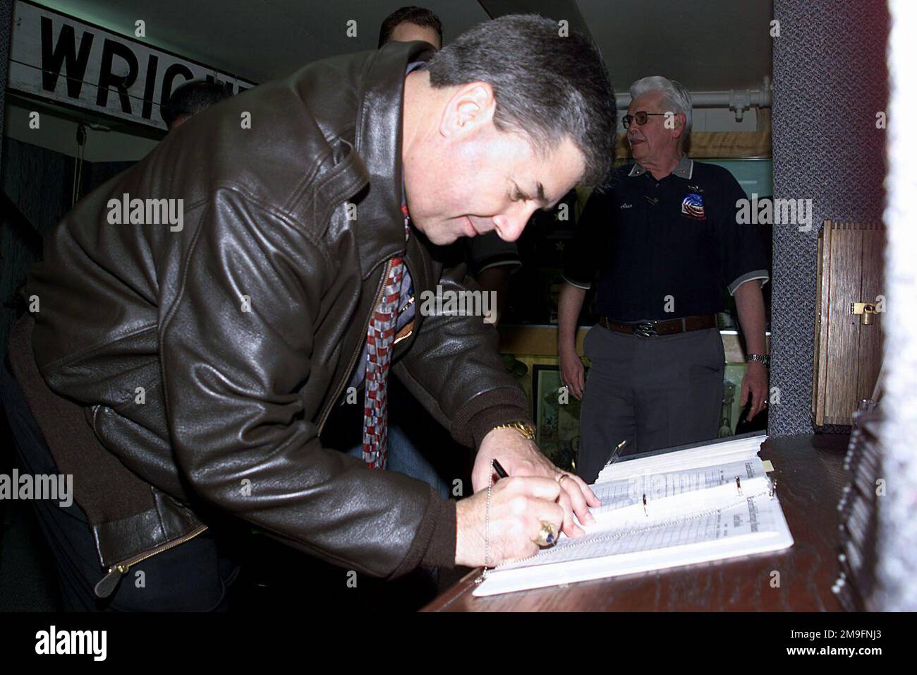 M. John Politi, président national de l'Association de la Force aérienne, autographe le livre d'or du musée à la base aérienne de Fairchild, Washington, on 31 janvier 2001. Base: Fairchild Air Force base État: Washington (WA) pays: États-Unis d'Amérique (USA) Banque D'Images