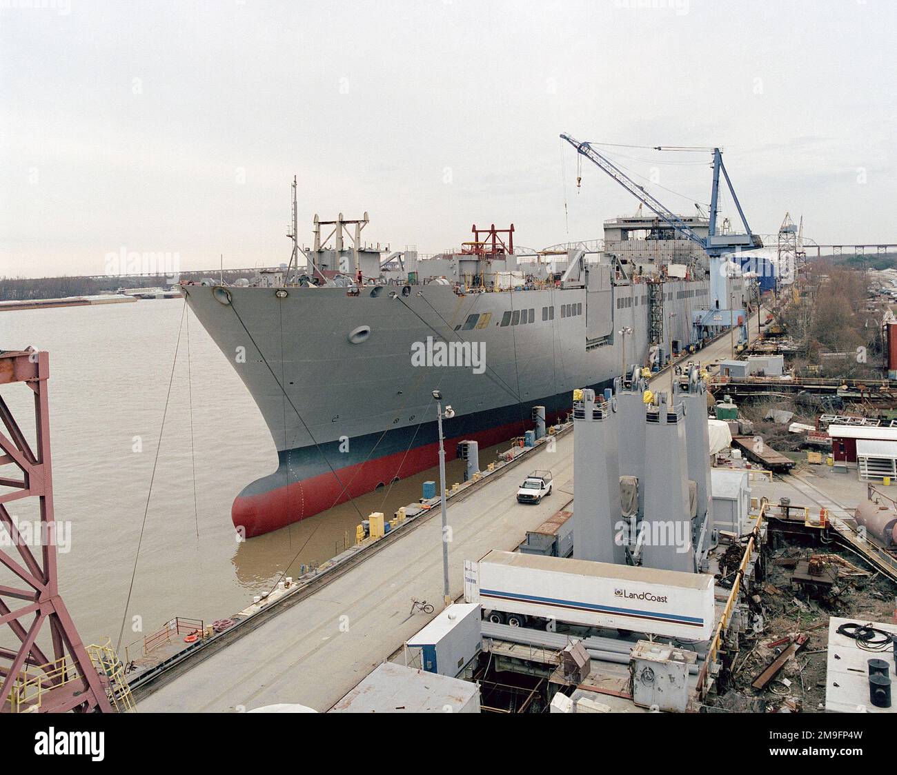 Vue du port Bow du navire de transport lourd stratégique de la classe Bob Hope (MSC) USNS BRITTIN (T-AKR 305) attaché à la jetée d'aménagement. Le navire est à 80 pour cent terminé. Base: Avondale État: Louisiane (LA) pays: États-Unis d'Amérique (USA) Banque D'Images