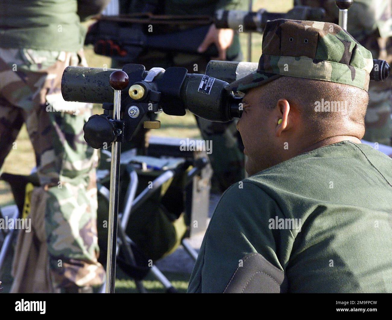 Lors des matchs de la division extrême-Orient au Camp Hansen, Okinawa, Japon, le sergent d'ÉTAT-MAJOR William J. Clifton, du quartier général de la division marine 3rd, examine les conséquences de son dernier tir. Les matchs de la division extrême-Orient ont lieu chaque année pour déterminer qui sera sélectionné pour le Championnat du corps des Marines. Base : base du corps marin, Camp Hansen État : Okinawa pays : Japon (JPN) Banque D'Images