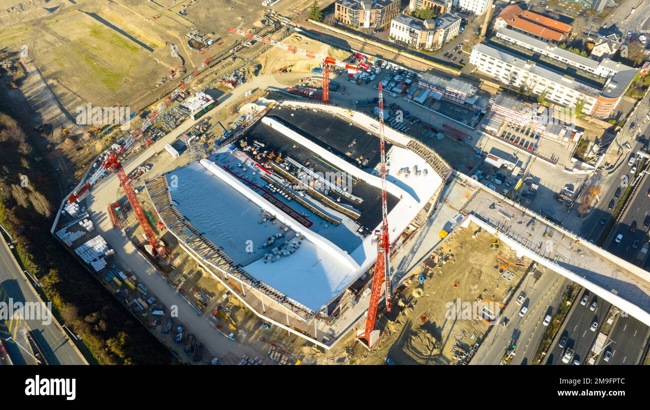 Une vue aérienne du Centre aquatique qui abritera les Jeux Olympiques d'été  de Paris 2024 Water-polo (jambes éliminatoires), la natation artistique et  la plongée sur 15 décembre 2022 à Saint-Denis, une banlieue