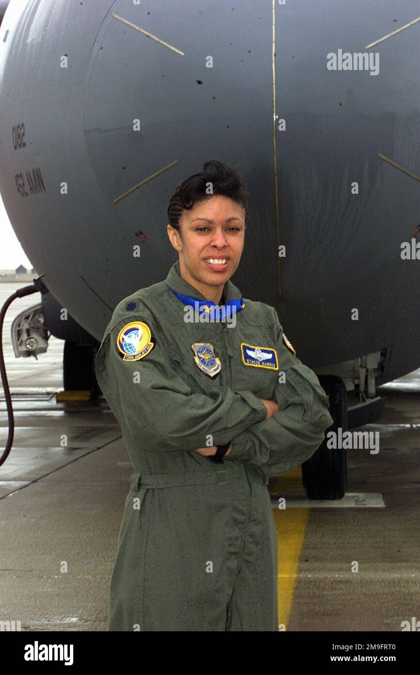 Le commandant entrant de l'escadron de transport aérien 729th, le lieutenant-colonel Stayce D. Harris de la Force aérienne des États-Unis, pose devant un avion C-141 Starliger à la base de réserve aérienne de mars, en Californie, avant les cérémonies de changement de commandement. LE LCOL Harris est la première femme noire à commander un escadron de vol opérationnel au sein de la US Air Force. Base: Mars Air Reserve base État: Californie (CA) pays: États-Unis d'Amérique (USA) Banque D'Images