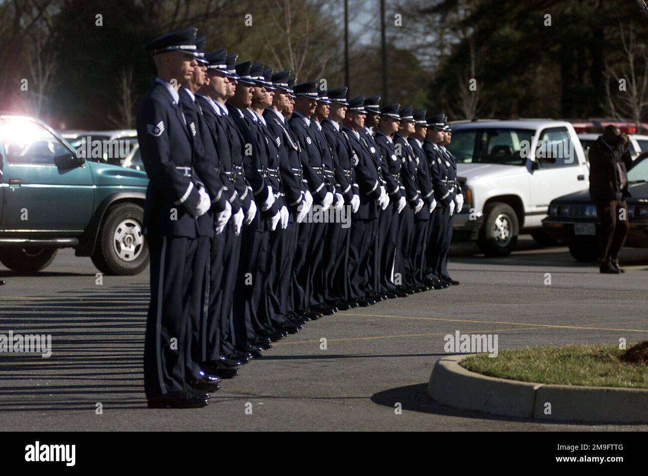 Les membres de la garde d'honneur de la Force aérienne des États-Unis font la queue pour rendre hommage à la garde nationale aérienne de Virginie en 18 et à trois membres de la garde nationale de l'Armée de Floride tués dans un accident d'avion de Sherpa 3 mars C-23 à Unadilla, en Géorgie. Le service commémoratif, qui a eu lieu à l'église Rock à Virginia Beach, en Virginie, a réuni le secrétaire adjoint à la Défense, Paul D. Wolfowitz (non représenté) et divers autres dignitaires civils et militaires ainsi que plus de 4000 membres de la communauté. Les 18 aviateurs ont été affectés au vol Red Horse de 203d à la réserve militaire de l'État de Camp Pendleton à Virginia Beach, en Virginie A. Banque D'Images