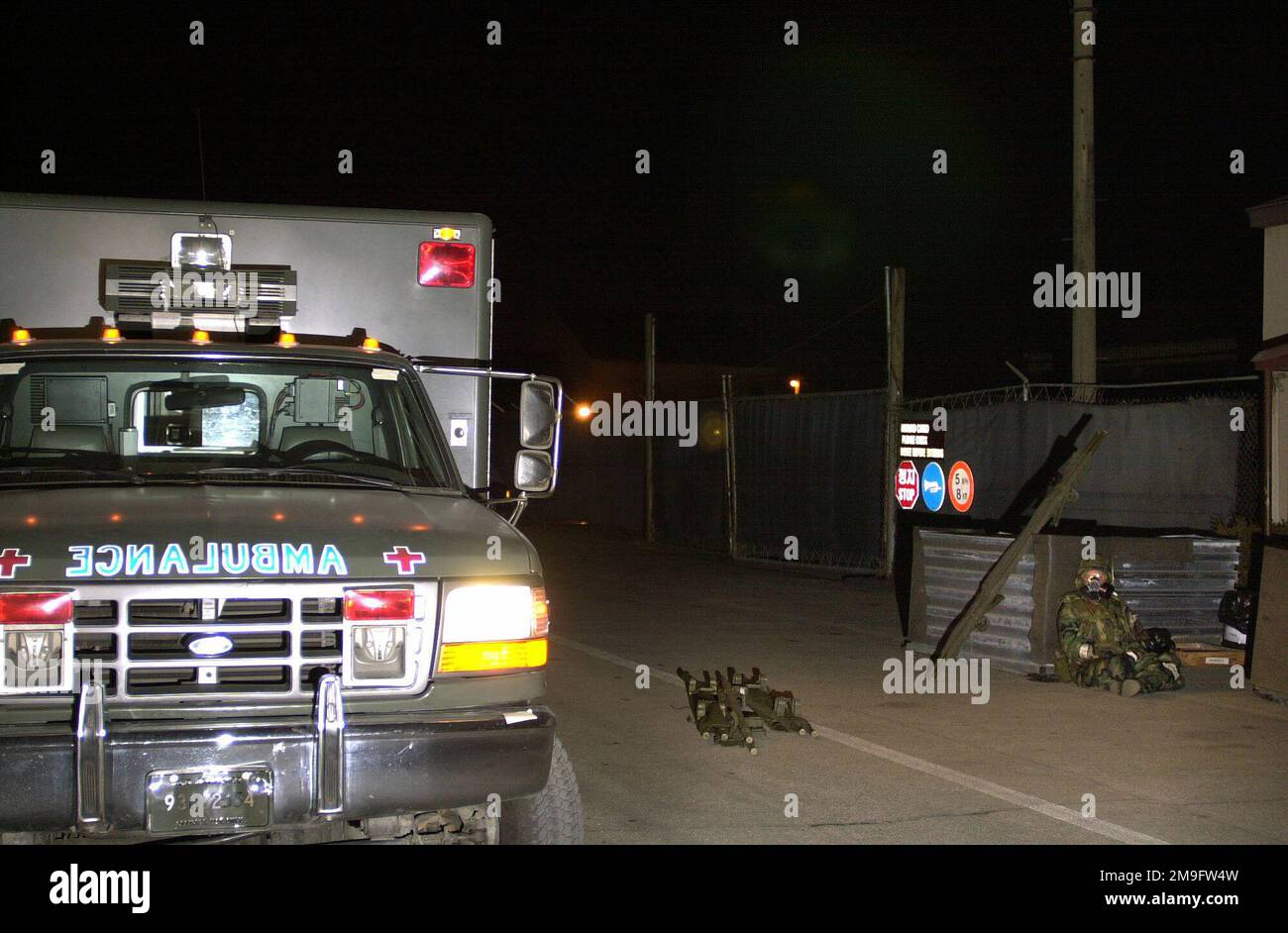 LE sergent d'ÉTAT-MAJOR de la Force aérienne AMÉRICAINE Edwin gay, 51st Medical Group (MDG), attend la fin d'une simulation d'attaque aérienne avant de retourner dans son ambulance pendant l'inspection de préparation opérationnelle (ORI) à la base aérienne d'Osan, en République de Corée du Sud. Base: Osan Air base pays: République de Corée (KOR) Banque D'Images