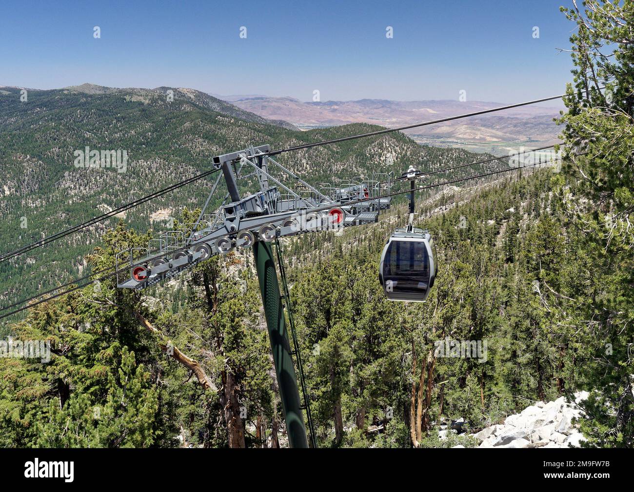 Le téléphérique Heavenly Gondola parcourt 2,5 kilomètres en haut de la montagne depuis Heavenly Village Resort près de South Lake Tahoe avec des vues à Carson City Nevada. Banque D'Images