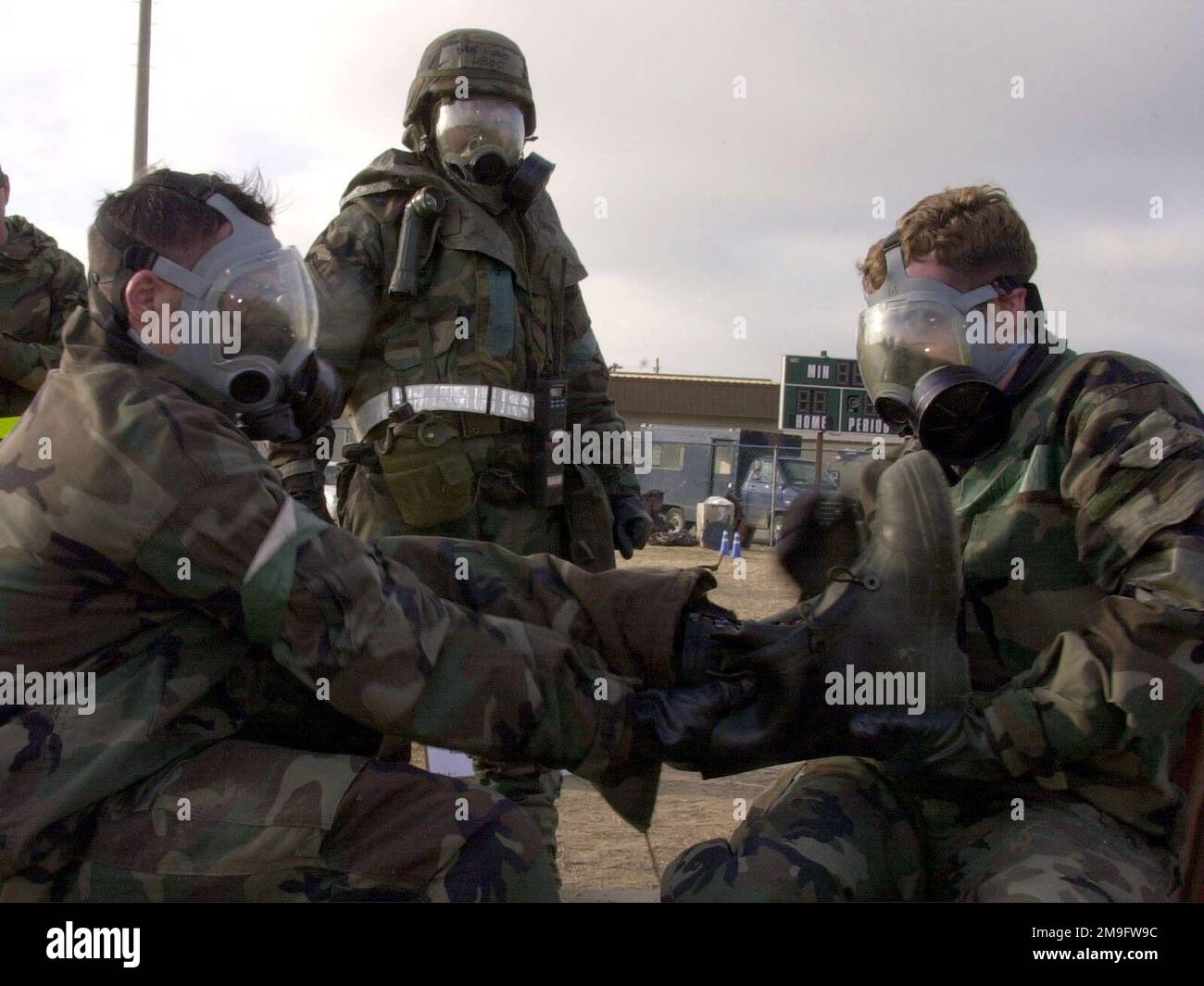 L'AVIATEUR DE première classe DE LA Force AÉRIENNE AMÉRICAINE Scott Bachand aide LE sergent d'ÉTAT-MAJOR Brian Gracey à retirer les bottes de protection de son équipement de niveau 4 (MOPP-4) de la posture de protection orientée mission dans la zone de contrôle des contaminants lors d'une inspection de préparation opérationnelle (ORI). Les 8th membres du personnel de Fighter Wings de la base aérienne de Kunsan, en République de Corée, sont évalués sur leurs capacités en temps de guerre au cours de leur ORI. Base: Kunsan Air base pays: République de Corée (KOR) Banque D'Images