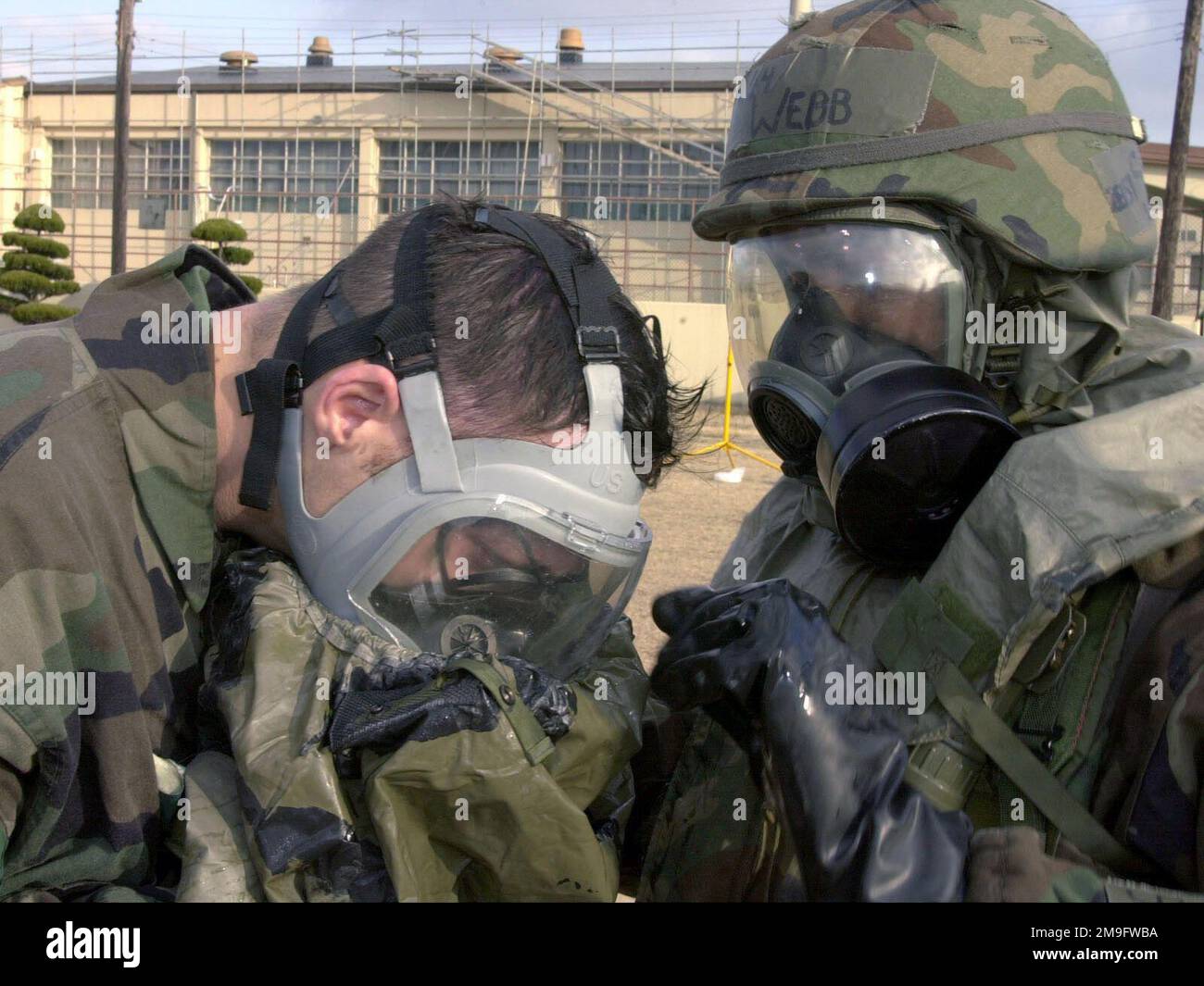 L’AVIATEUR PRINCIPAL DE LA Force AÉRIENNE DES ÉTATS-UNIS Kasimu Webb, 8th escadron de communications, 8th escadre de chasse, base aérienne de Kunsan, République de Corée, Se prépare à retirer le masque/capot de l'équipement DE niveau 4 (MOPP-4) de la posture de protection orientée vers la mission de SCOTT Bachand, dans la zone de contrôle des contaminants, lors de l'inspection de préparation opérationnelle (ORI) de l'escadre de 8th. Base: Kunsan Air base pays: République de Corée (KOR) Banque D'Images