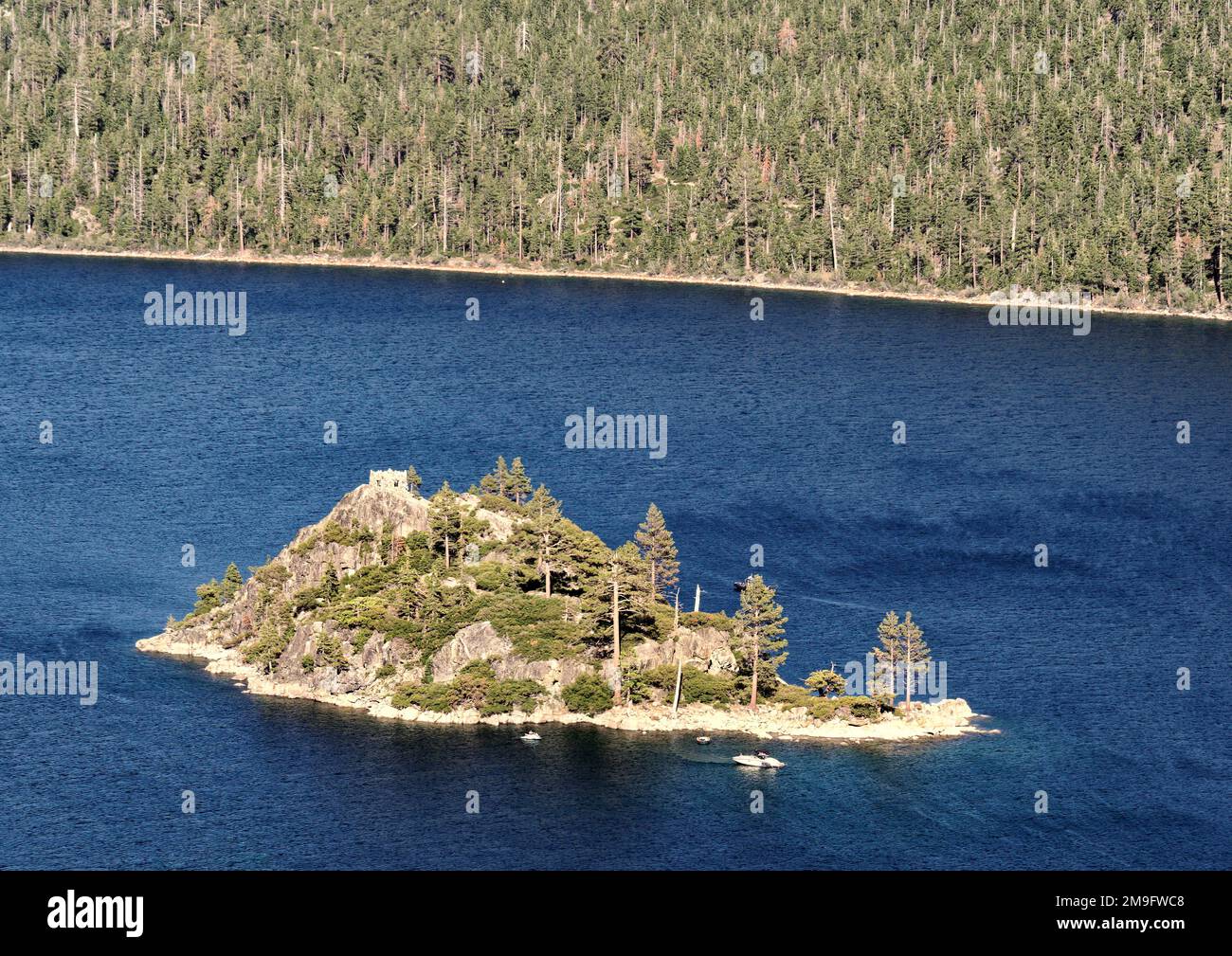 La vue d'Emerald Bay la seule crique sur le lac Tahoe et l'île Fannette la seule île réputée pour être la plus photographiée sur Terre par certains. Banque D'Images