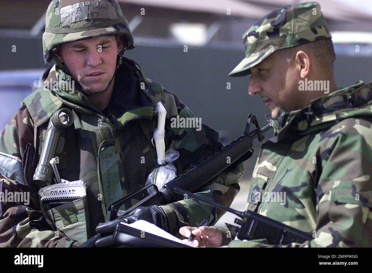 LE SERGENT ANTONY J. Person, inspecteur général de la Force aérienne DU Pacifique, explique quelques observations qu'il a faites sur le travail de réparation effectué par le CHEF de la Force aérienne des États-Unis Matthew Tindall, 51st Escadron de génie civil, lors de la récente inspection de l'état de préparation opérationnelle tenue à la base aérienne d'Osan, République de Corée. Base: Osan Air base pays: République de Corée (KOR) Banque D'Images